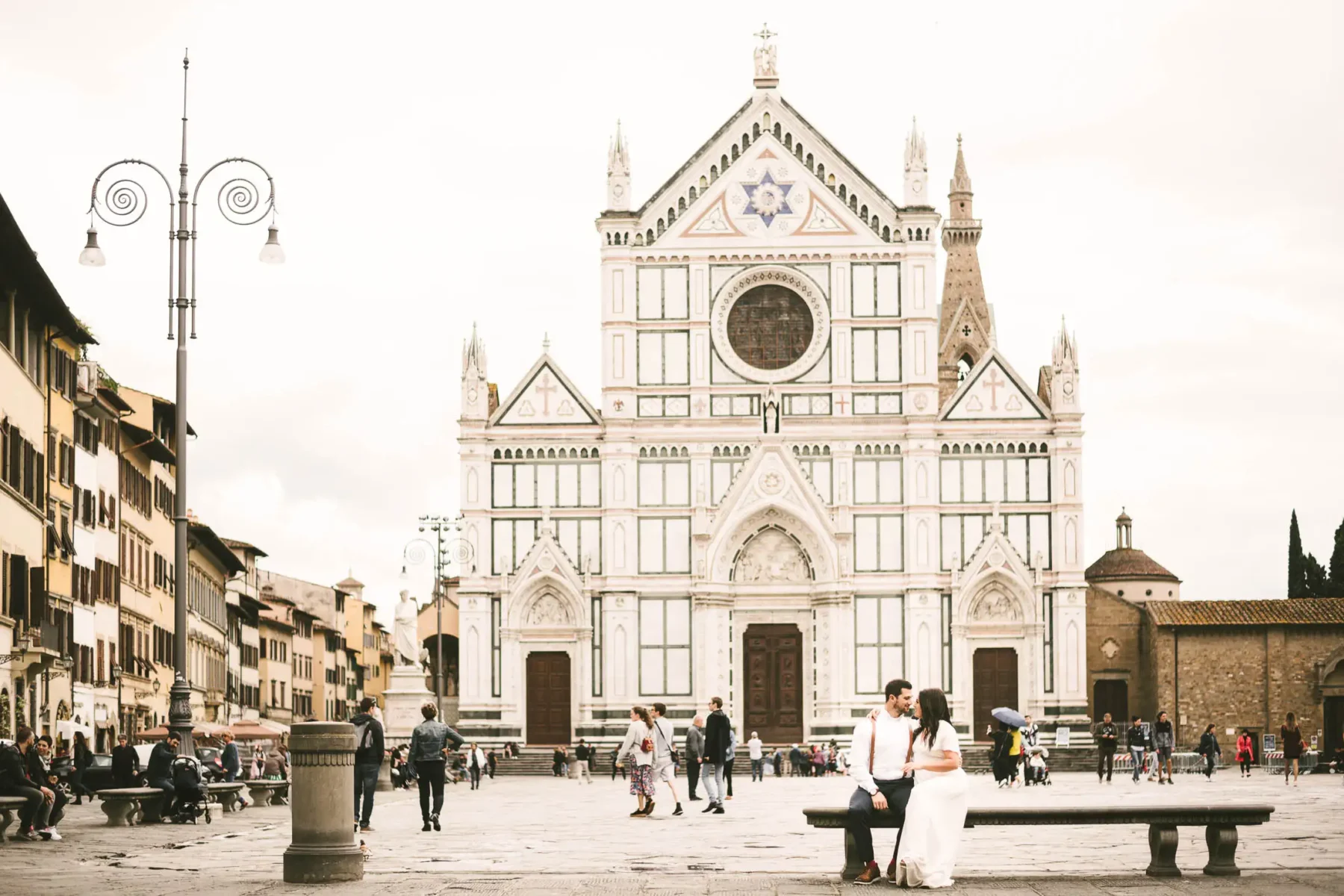 Sweet elopement in Italy to intimately seal your love. Dreamy elegant elopement photo in Florence at Santa Croce square near Arno river