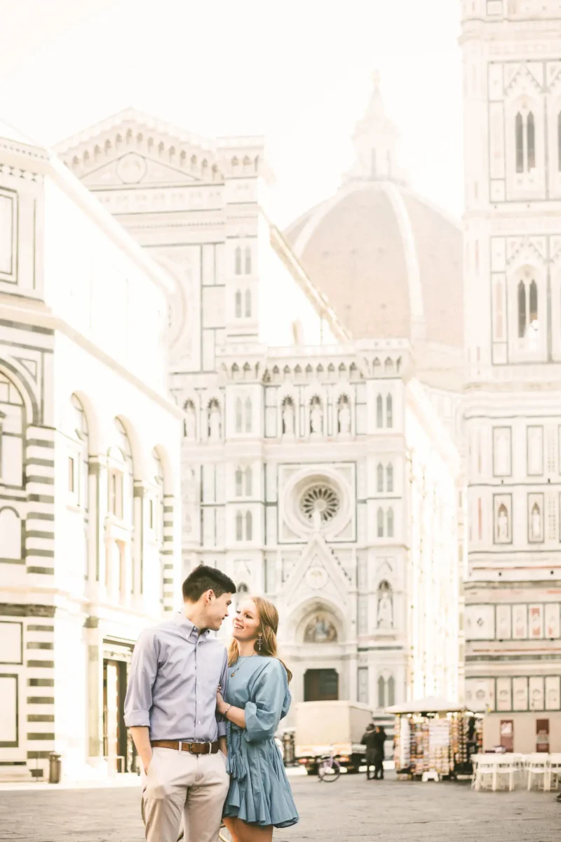 Discover Florence at sunrise time with no tourists into the streets. Enjoy and visit the city with an engagement photo session near the Duomo