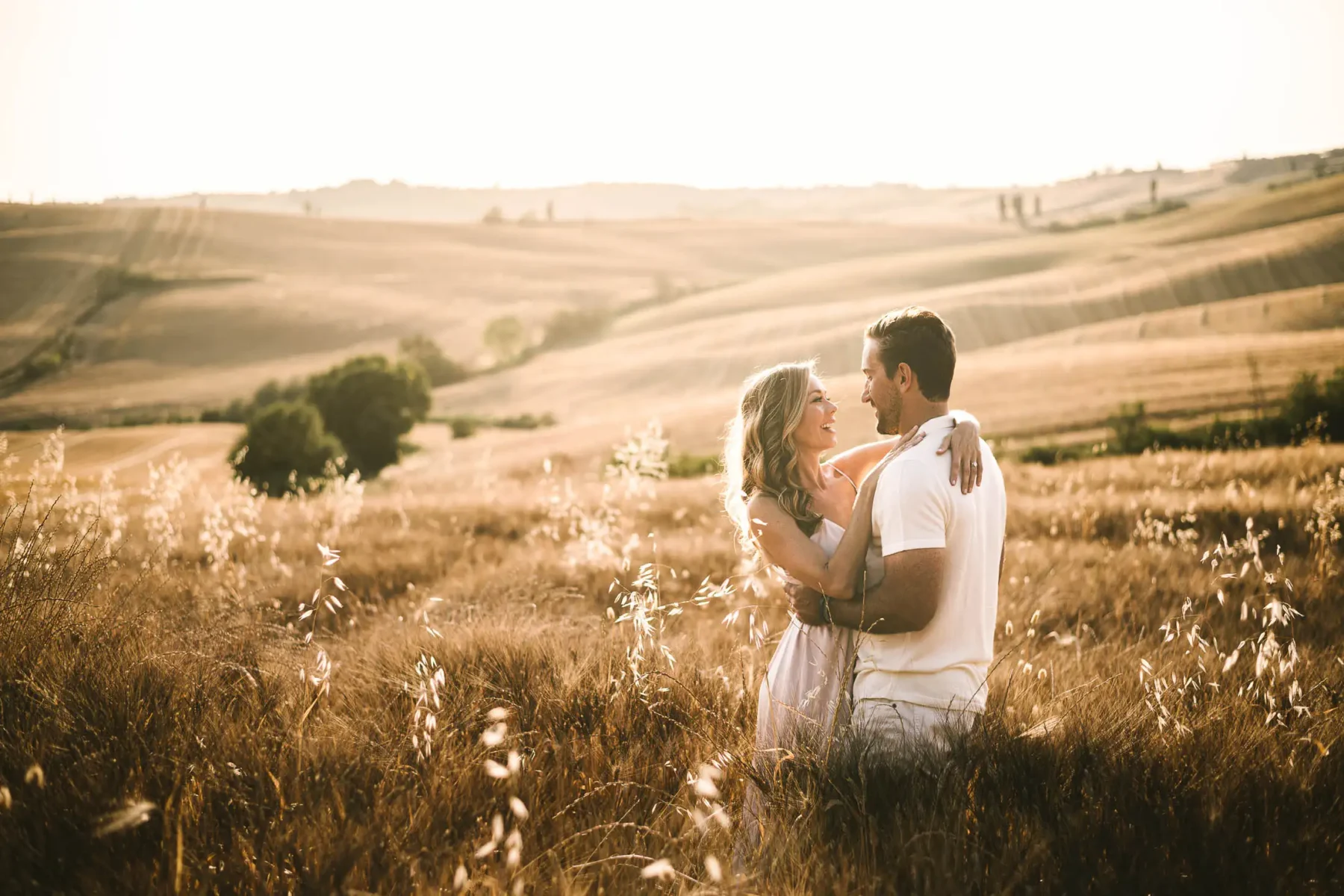 Gorgeous couple elopement wedding photo shoot in Val D'Orcia area of Tuscany near Pienza