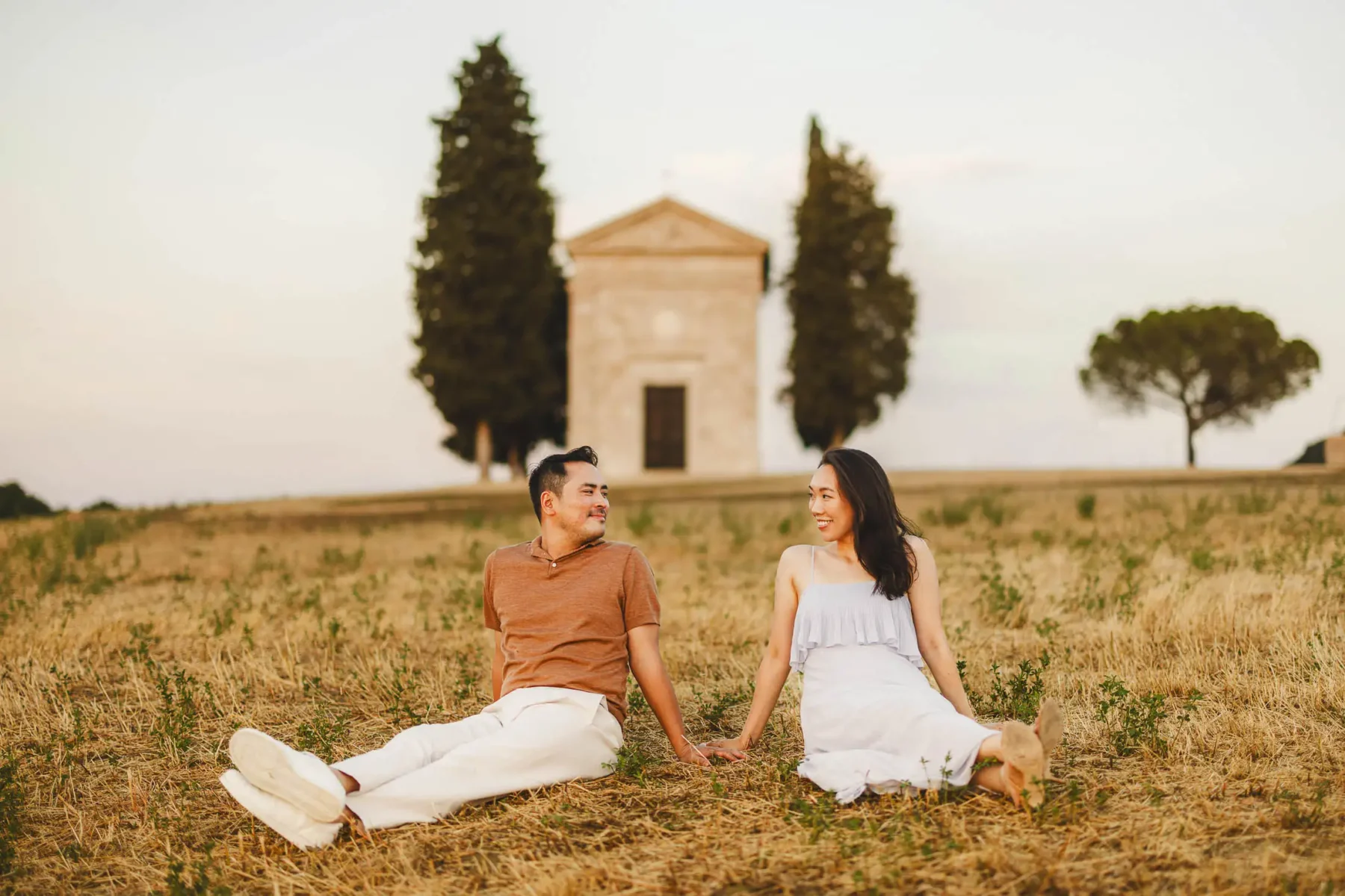 Lovely and unforgettable engagement photo session at Vitaleta Chapel in the heart of Tuscany countryside of Val d'Orcia
