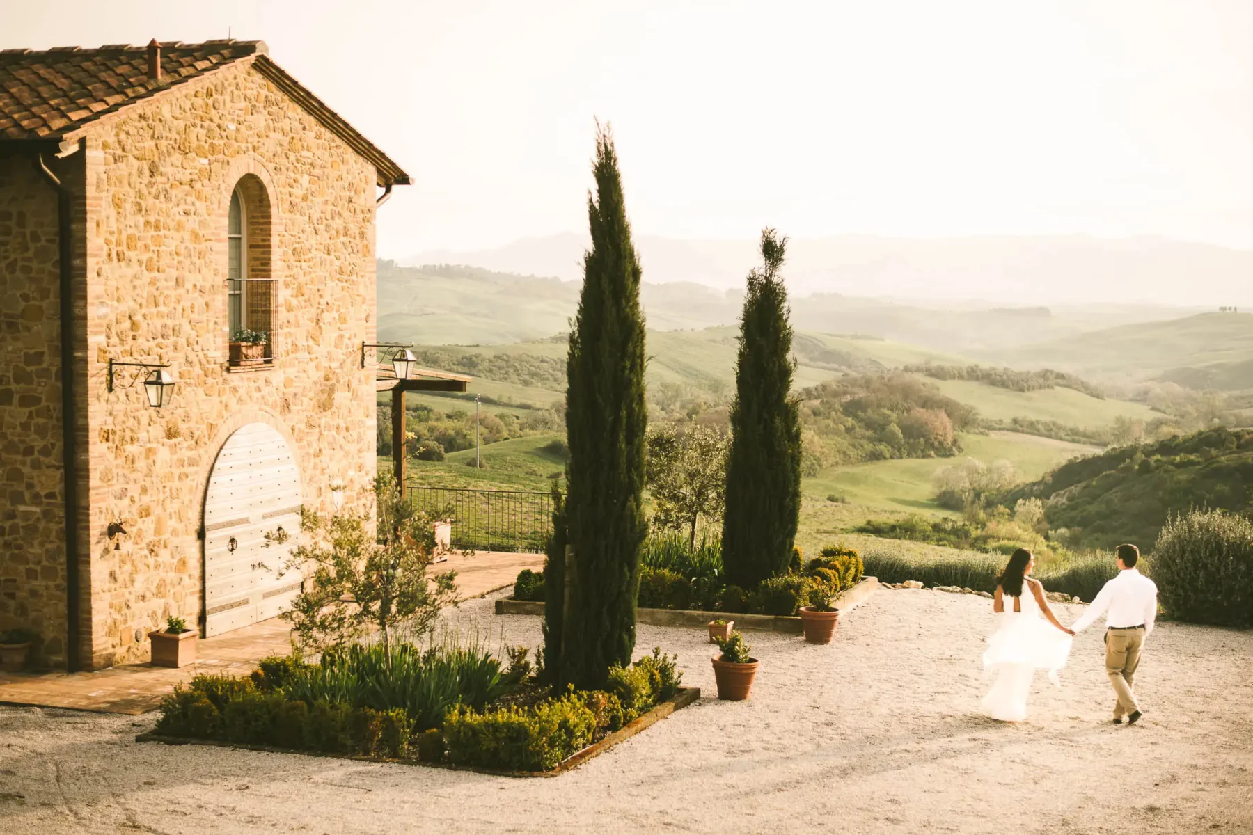 Anniversary photoshoot in Tuscany: the sweetest way to celebrate! Romantic anniversary photo shoot in Tuscany countryside breathtaking view