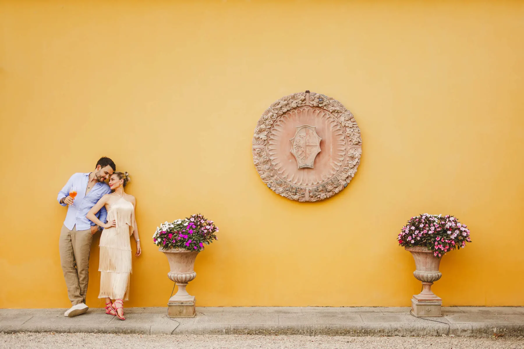 Elegant and modern engagement photo shoot in Florence at Hotel Four Seasons
