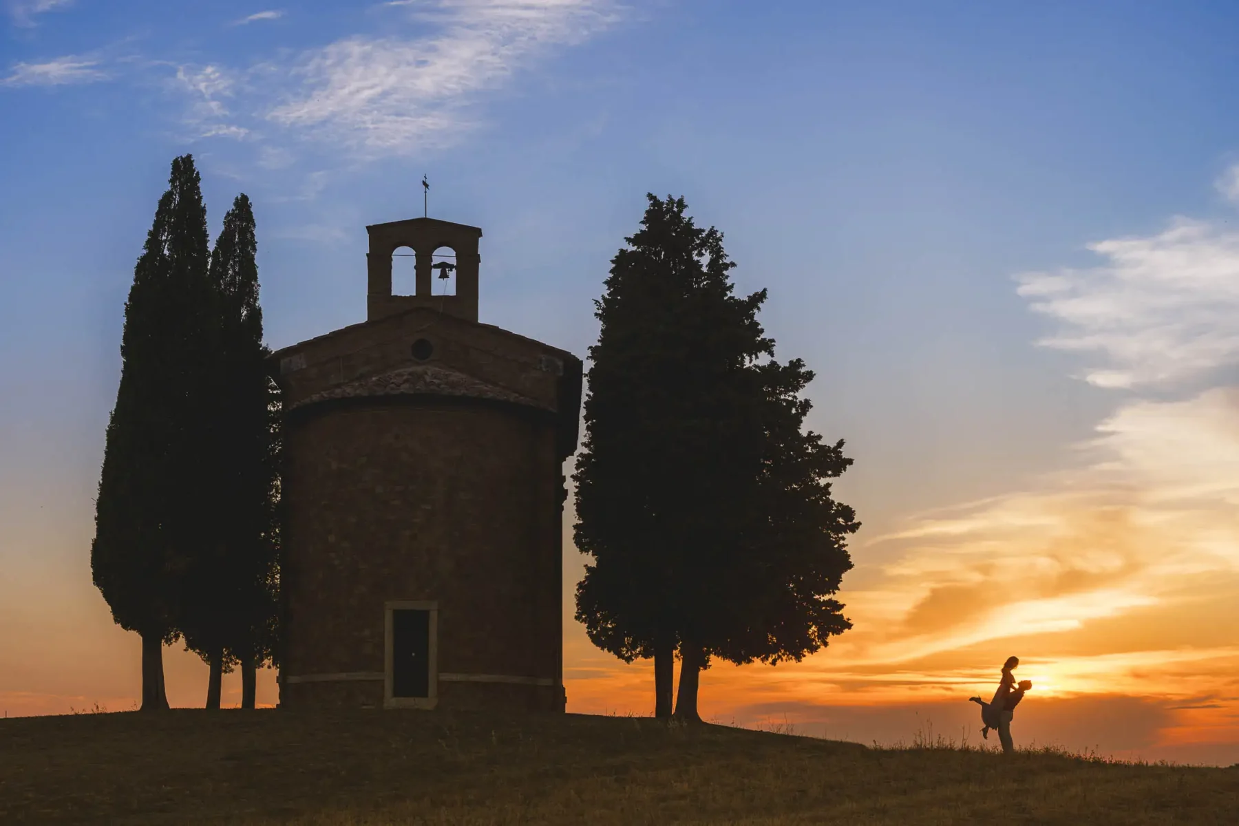 Unforgettable and breathtaking engagement photo shoot at Vitaleta Chapel in the heart of Tuscany countryside of Val d'Orcia near Pienza
