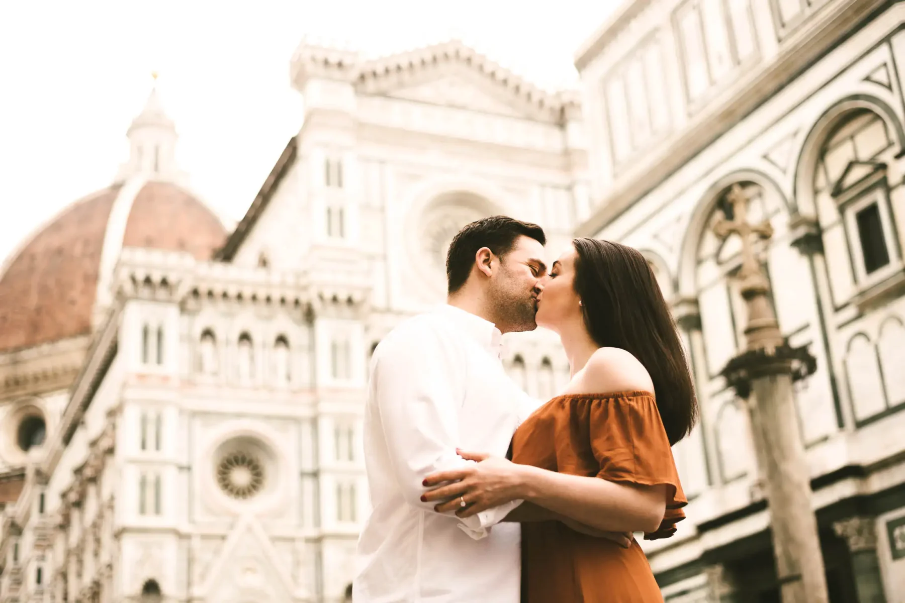 Unforgettable couple portrait photo shoot in Florence near the Duomo at sunrise time