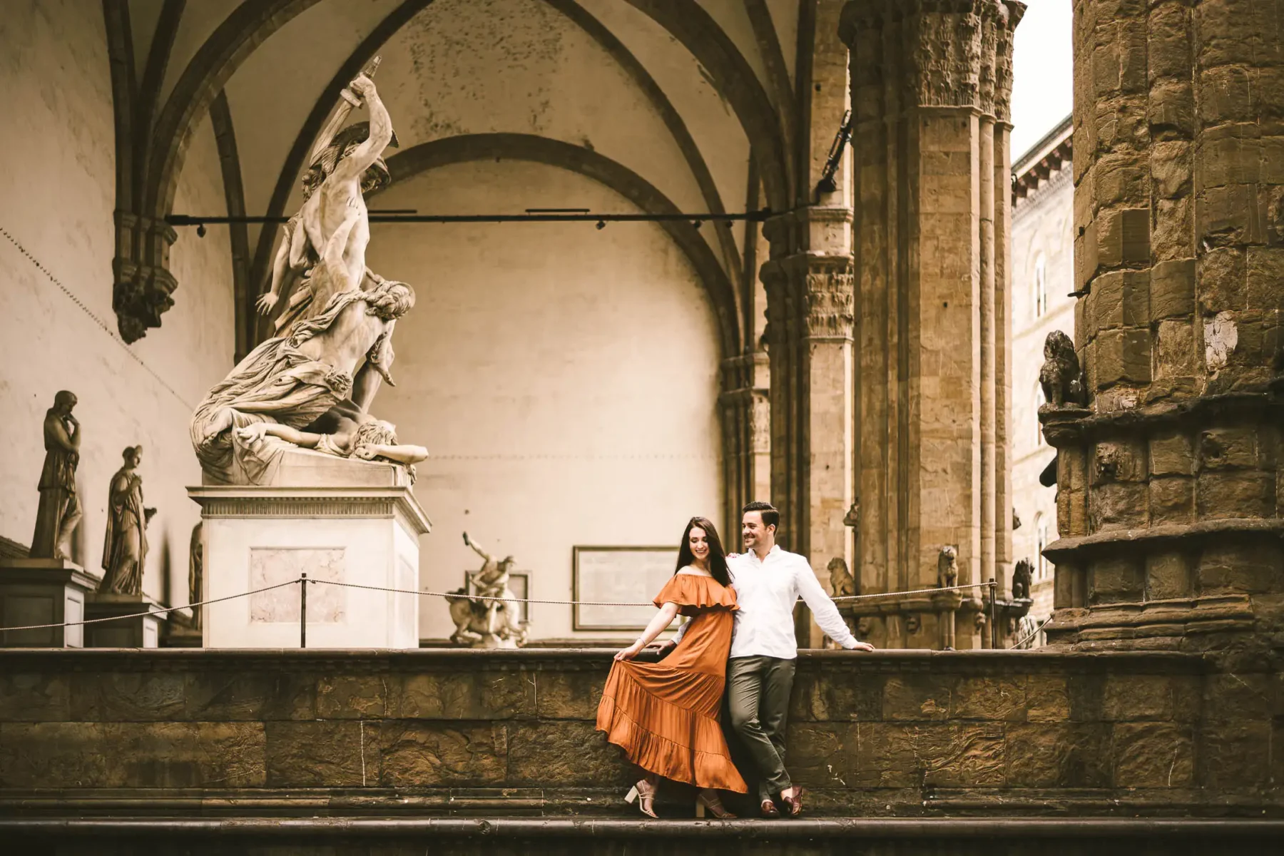 Engagement session photos in Florence. The colors of sunrise. Sunrise engagement photo shoot in Florence. Couple portrait near Piazza Piazza della Signoria and Loggia Lanzi in a dreamy soft light
