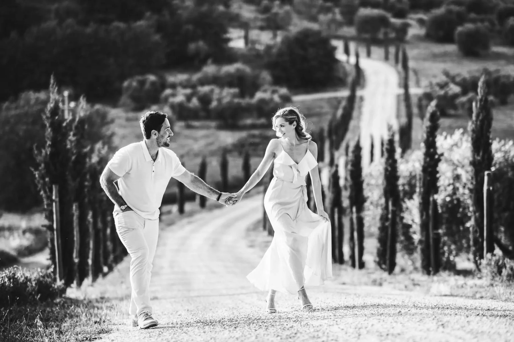 Breathtaking elopement wedding couple photo shoot in Tuscany countryside of Val D'Orcia near Pienza