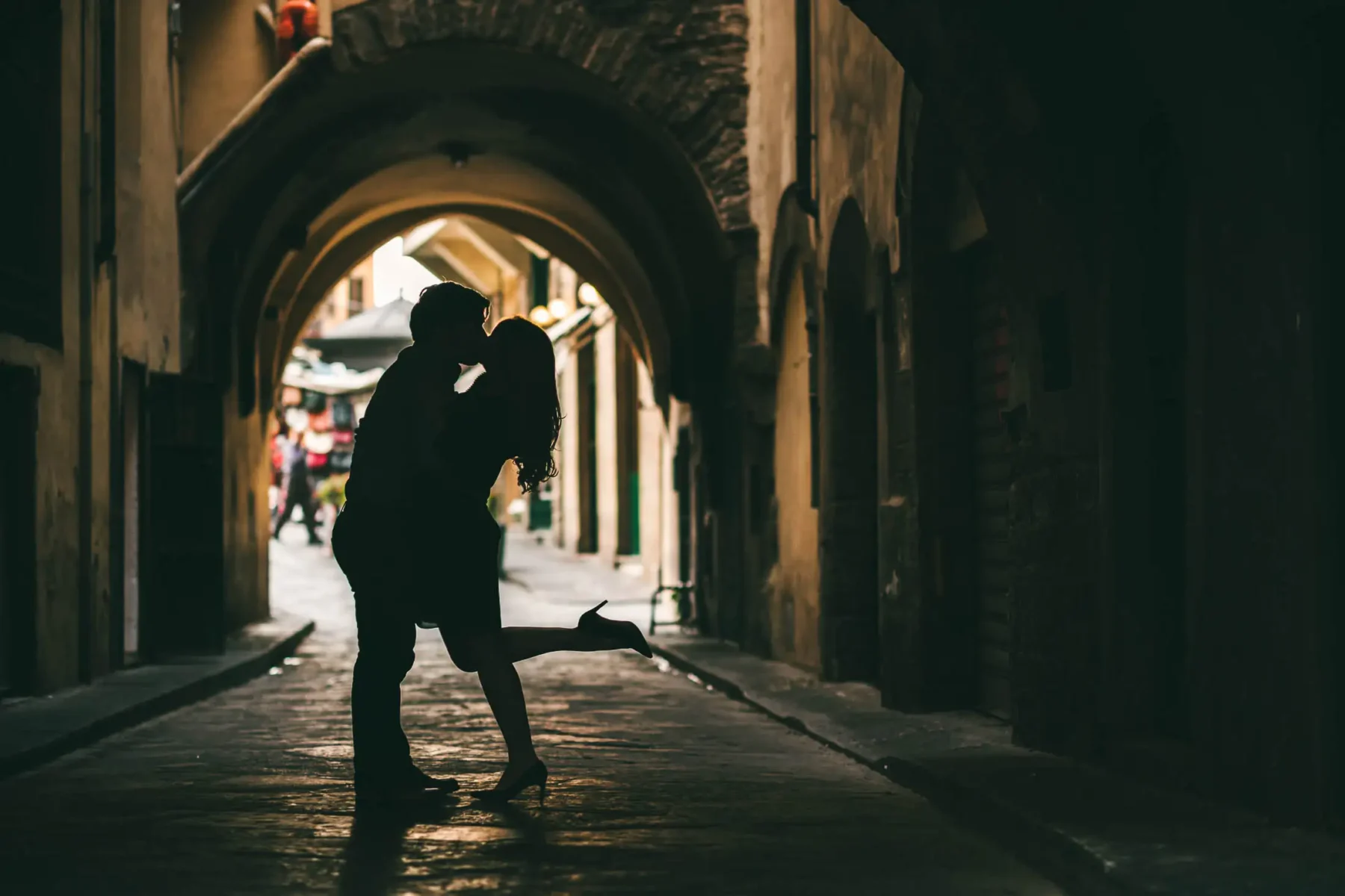 Creative and modern engagement photo in Florence, Tuscany by Italian Wedding and portrait lifestyle photographer in Tuscany based Florence Gabriele Fani