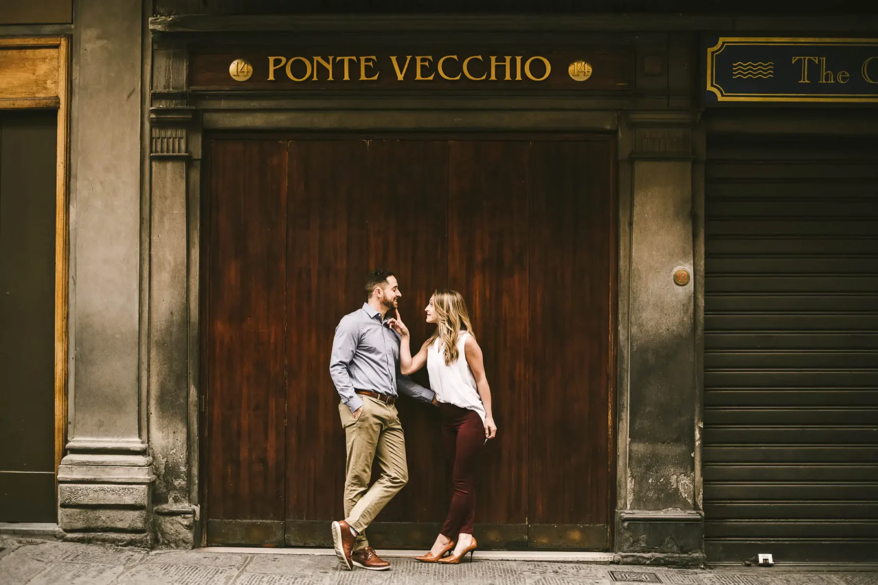 Creative and modern couple portrait photo shoot at sunrise in Florence. Holidays photo into the Ponte Vecchio
