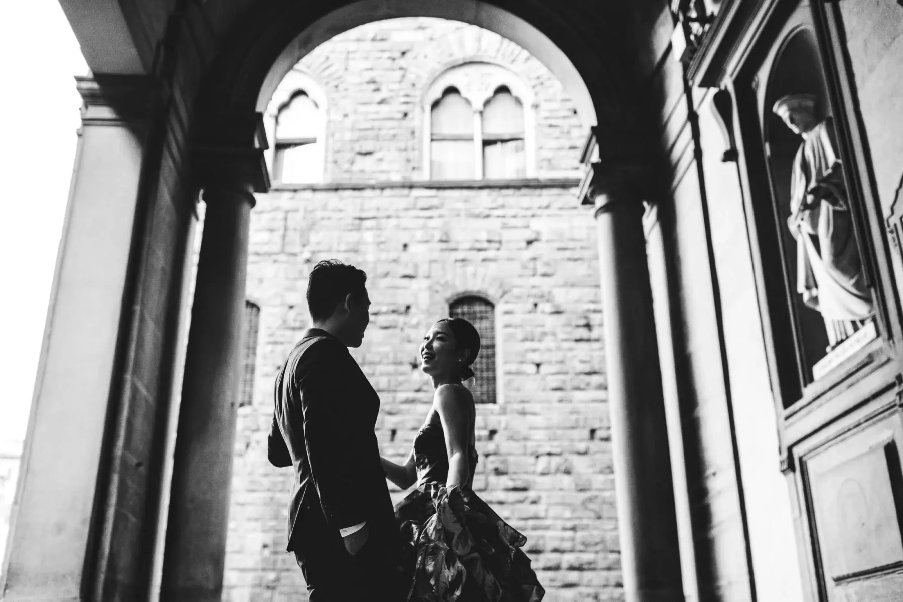 Pre wedding Florence photo shoot Uffizi Piazza della Signoria. Creative and elegant couple portrait photo session