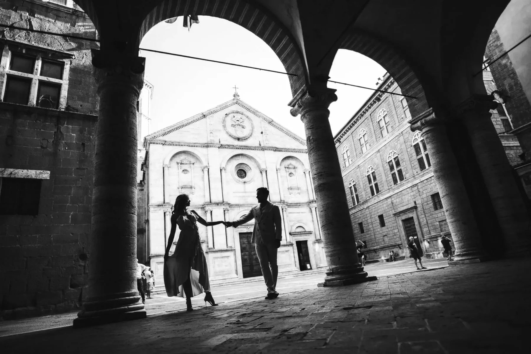 Gorgeous couple honeymoon photo session experience in Val D'Orcia at Pienza
