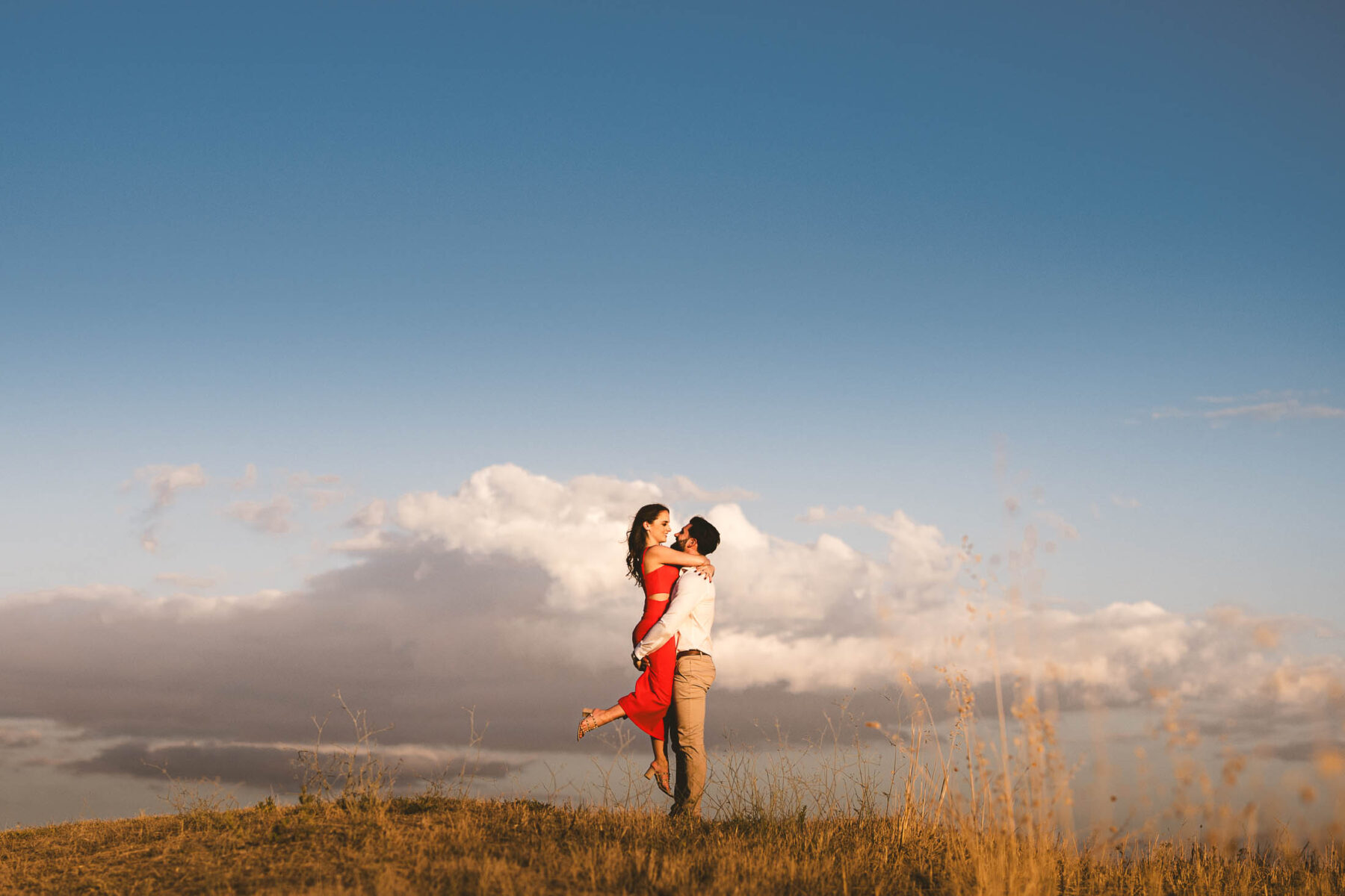 Elegant and natural couple photos in the countryside of Tuscany near Pienza in the Val d’Orcia region