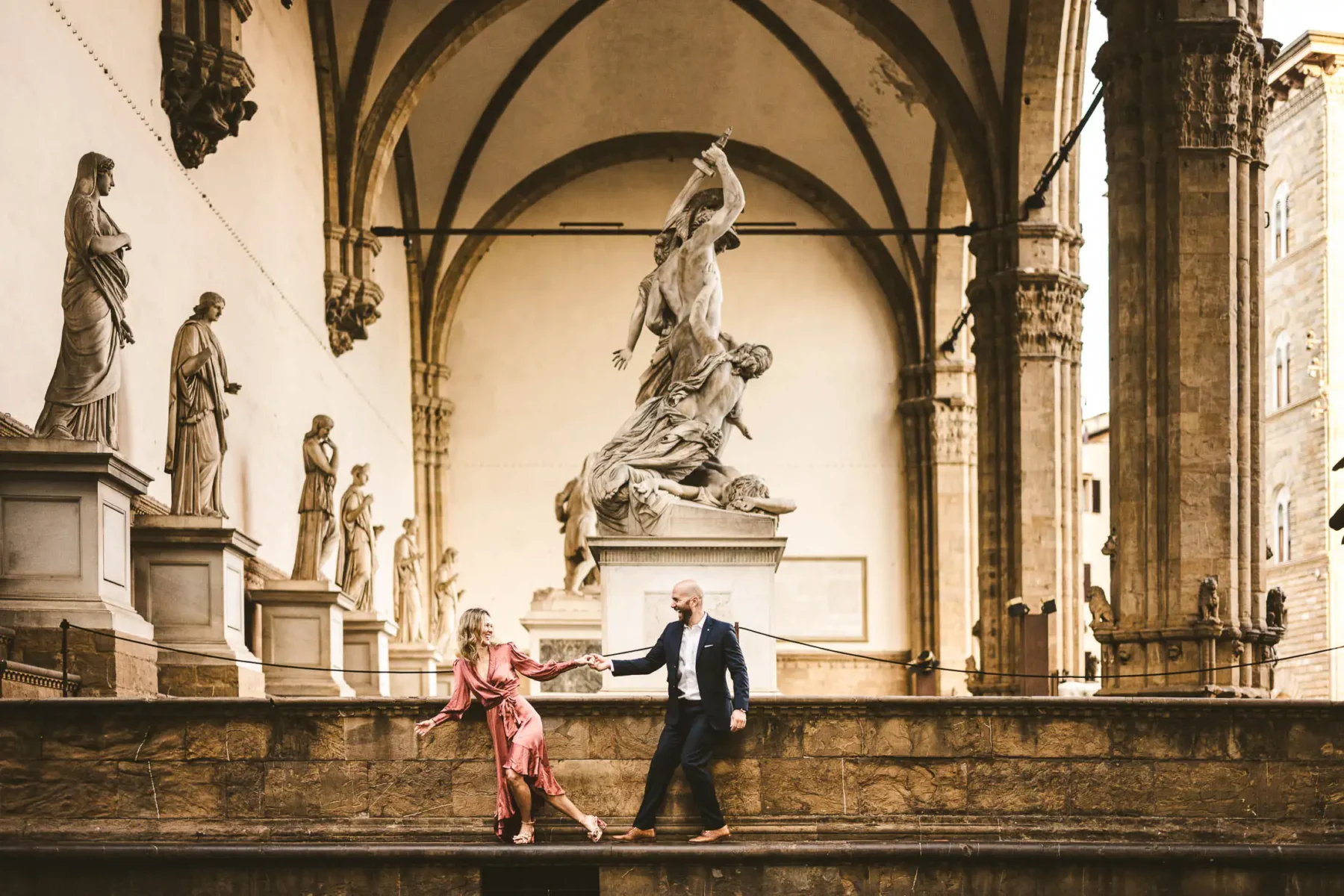 Sunrise engagement photos in Florence, the epitome of romance. Happiness, elegance, enchantment. These three words perfectly describe the gallery you’re about to see