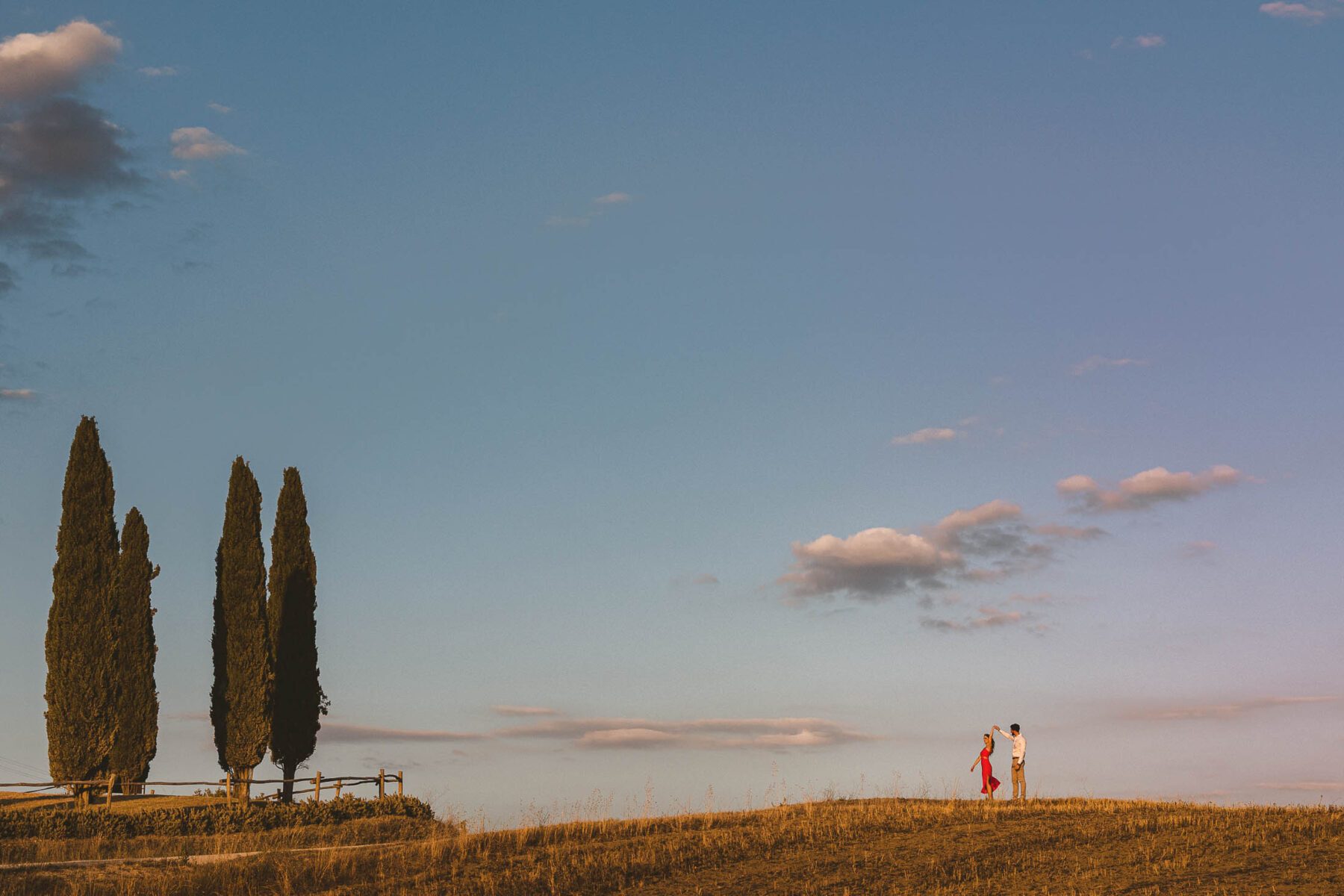 Elegant and natural couple photos in the countryside of Tuscany near Pienza in the Val d’Orcia region