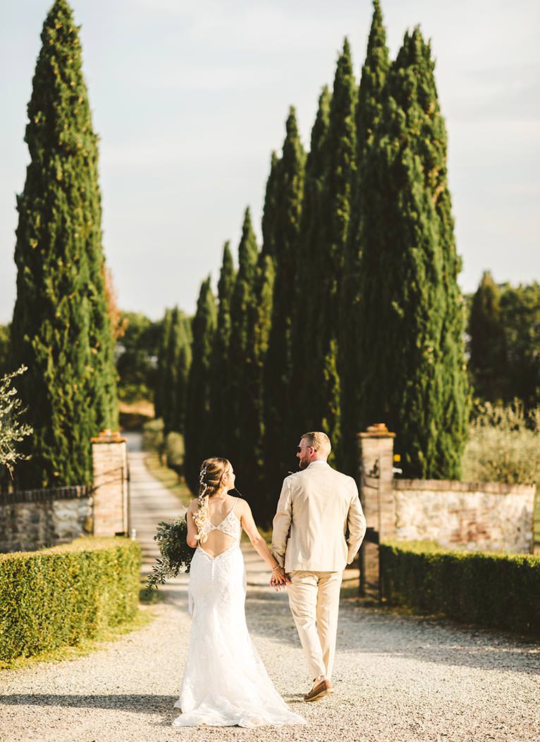 Lovely and elegant bride and groom walks in the most charming spots of Villa Boscarello during their dreamy intimate wedding abroad, at Villa Boscarello in Val D’Orcia