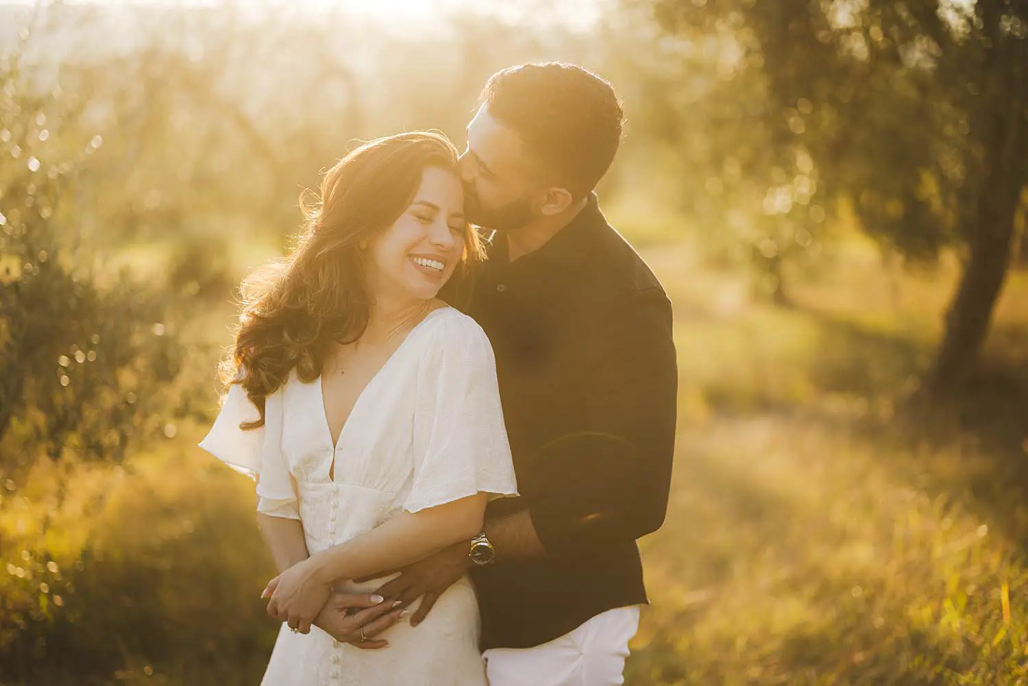 Exciting and romantic engagement session under the golden light of Tuscan near Pienza in a olive grove countryside field