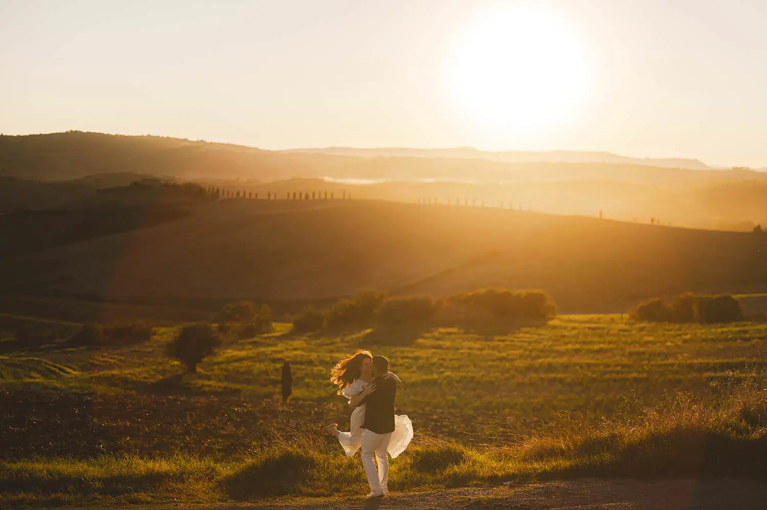 Dreaming of a joyful and unforgettable engagement photo session in the heart of Val d’Orcia near Pienza