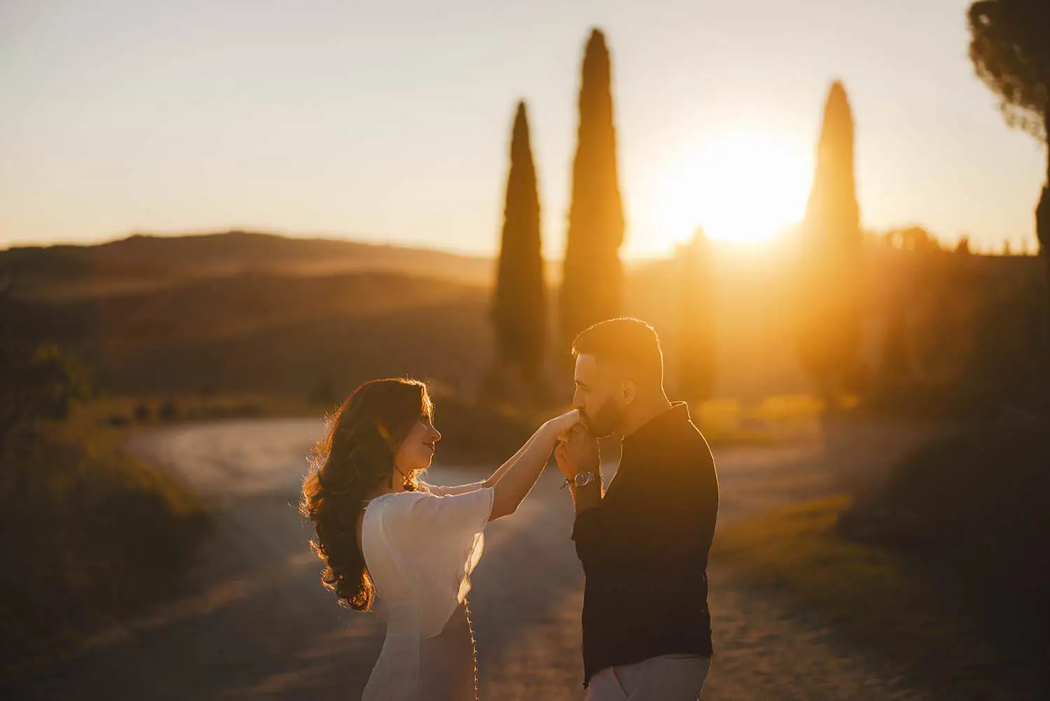Soft golden light and endless horizons a perfect setting for a romantic and dreaming engagement photo shoot in Tuscany.