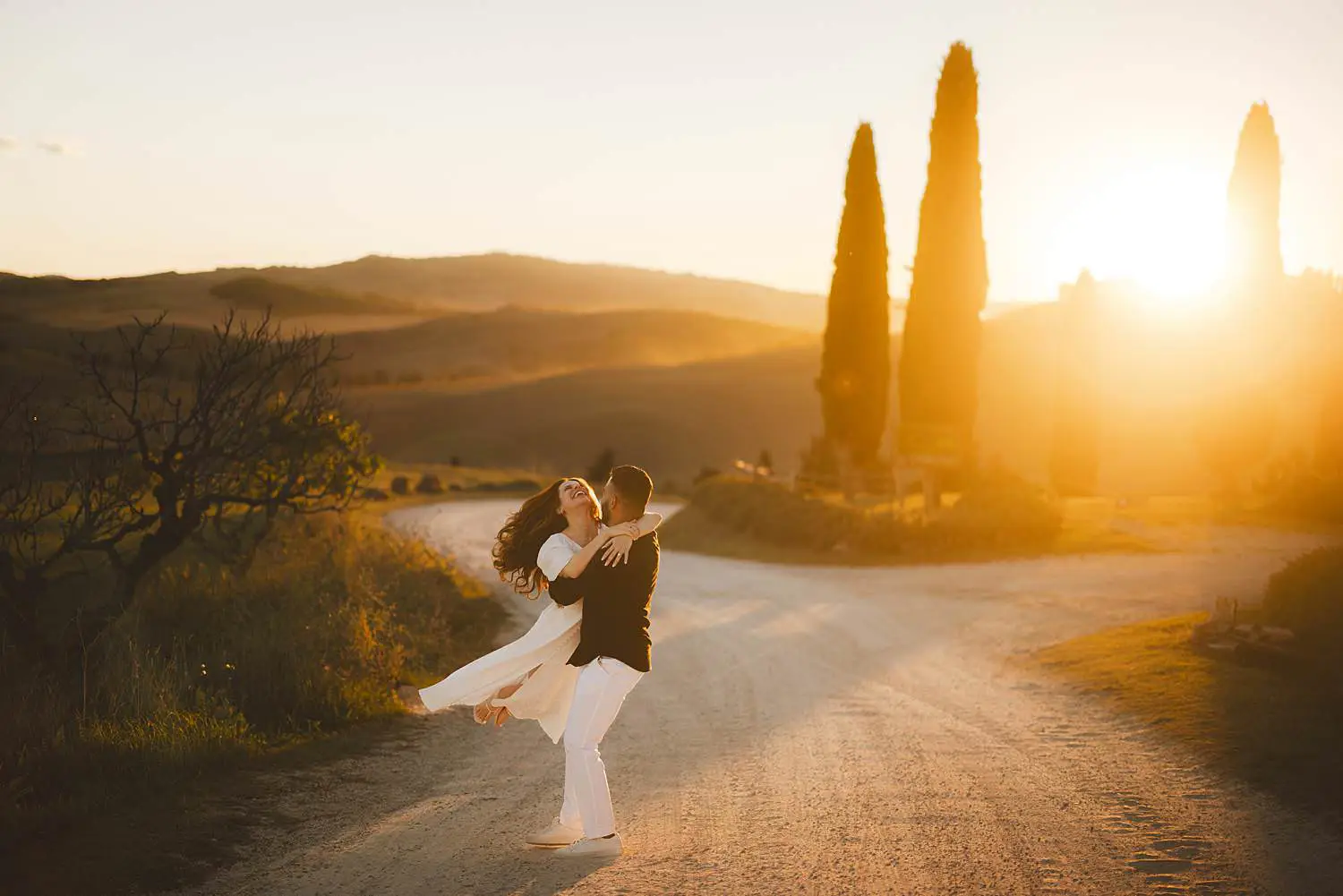 Romantic and timeless engagement photo took in a genuine and spontaneous way in the heart of Tuscany