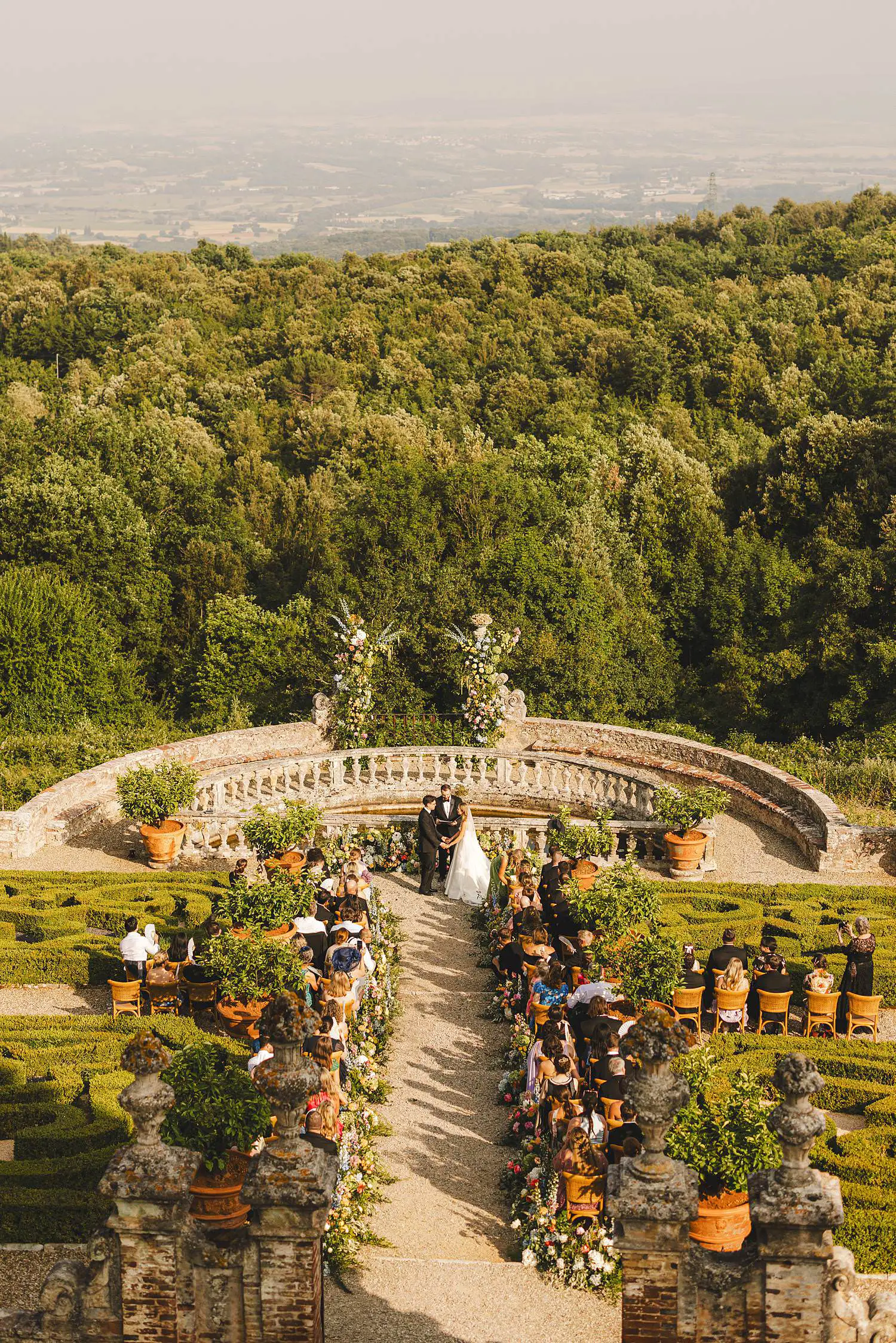 Unforgettable elegant wedding ceremony at Castello di Celsa in the countryside of Tuscany