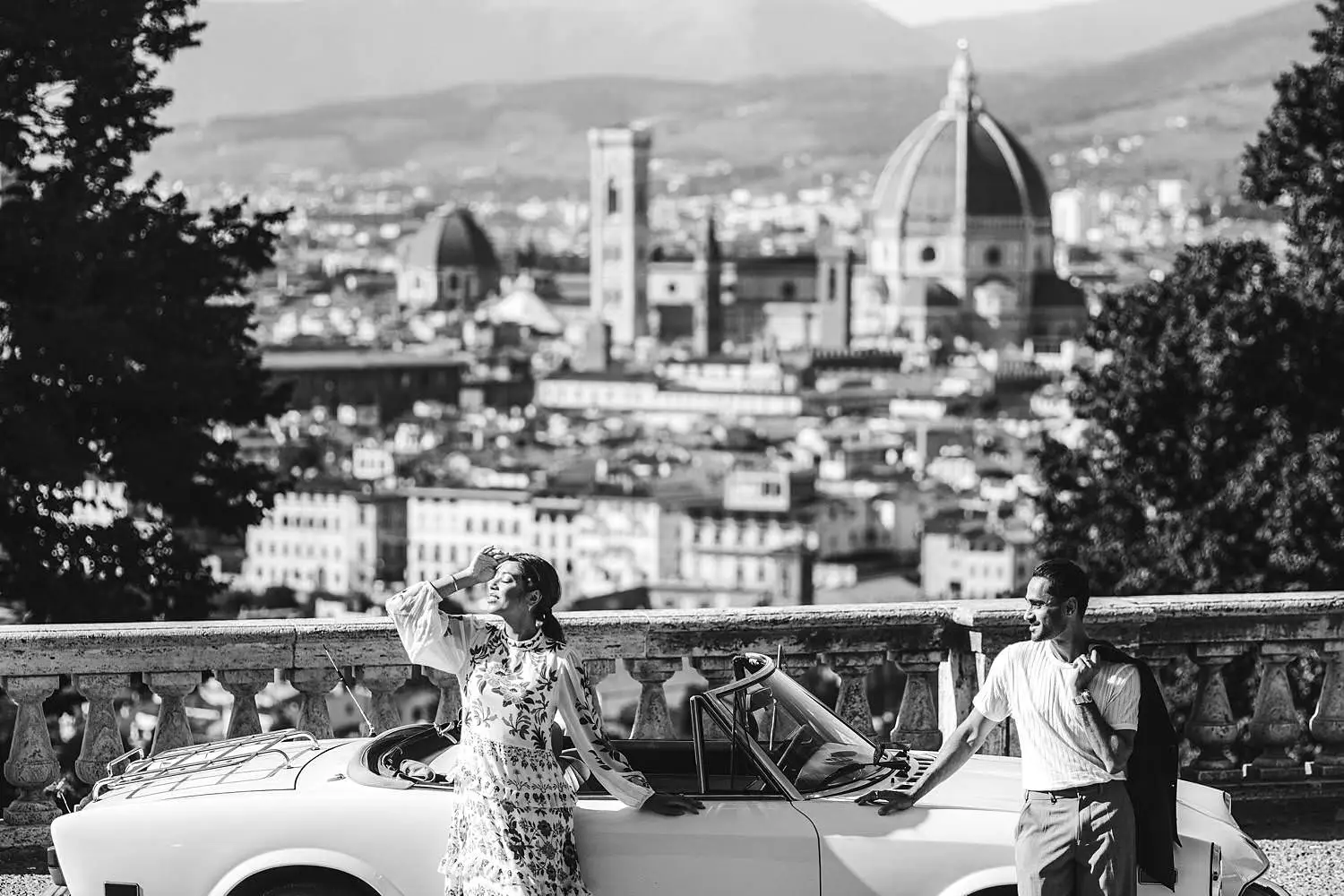 Fiat vintage car couple photo session in Florence at panoramic area