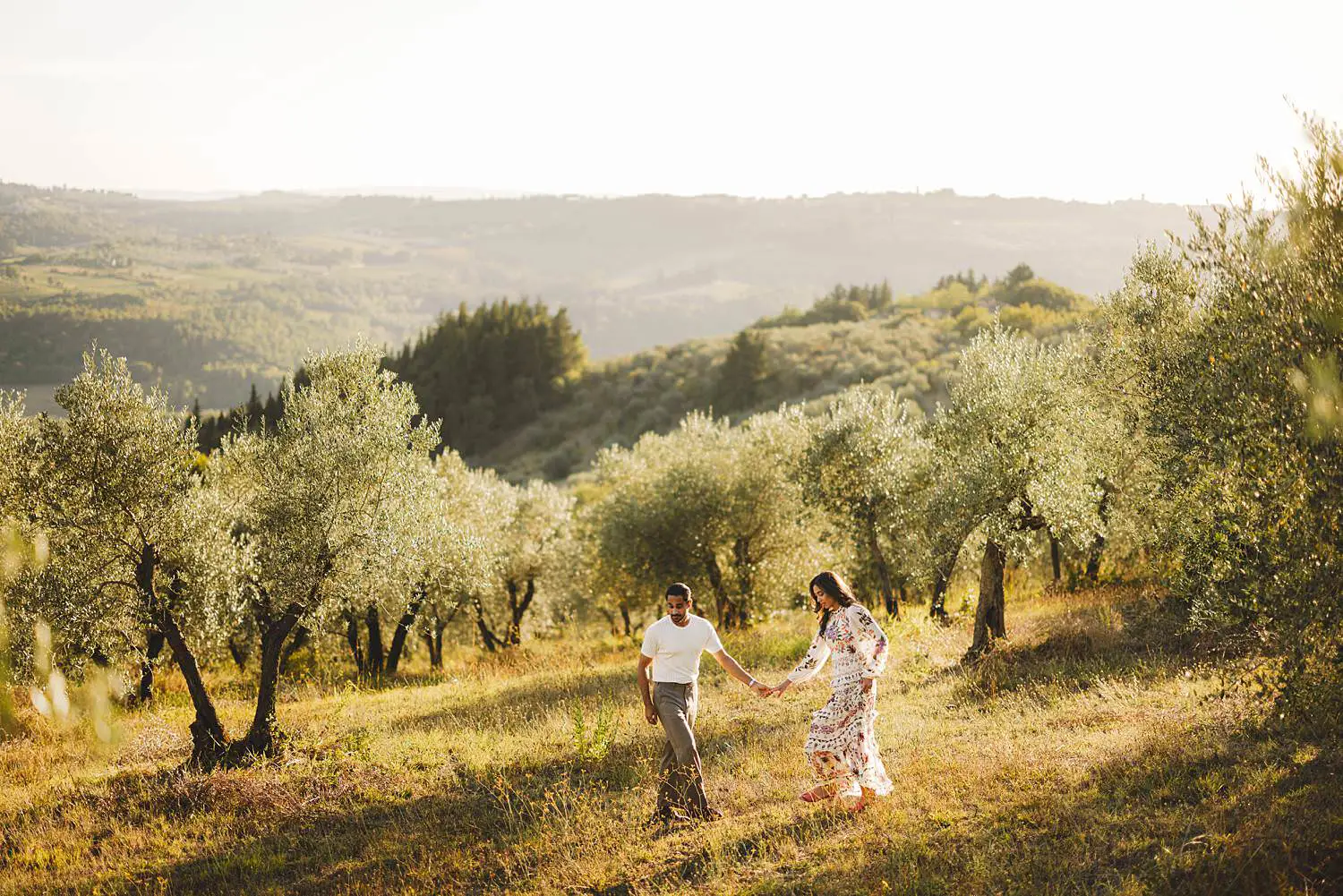 Natural and spontaneous engagement couple photo shoot in the countryside of Chianti