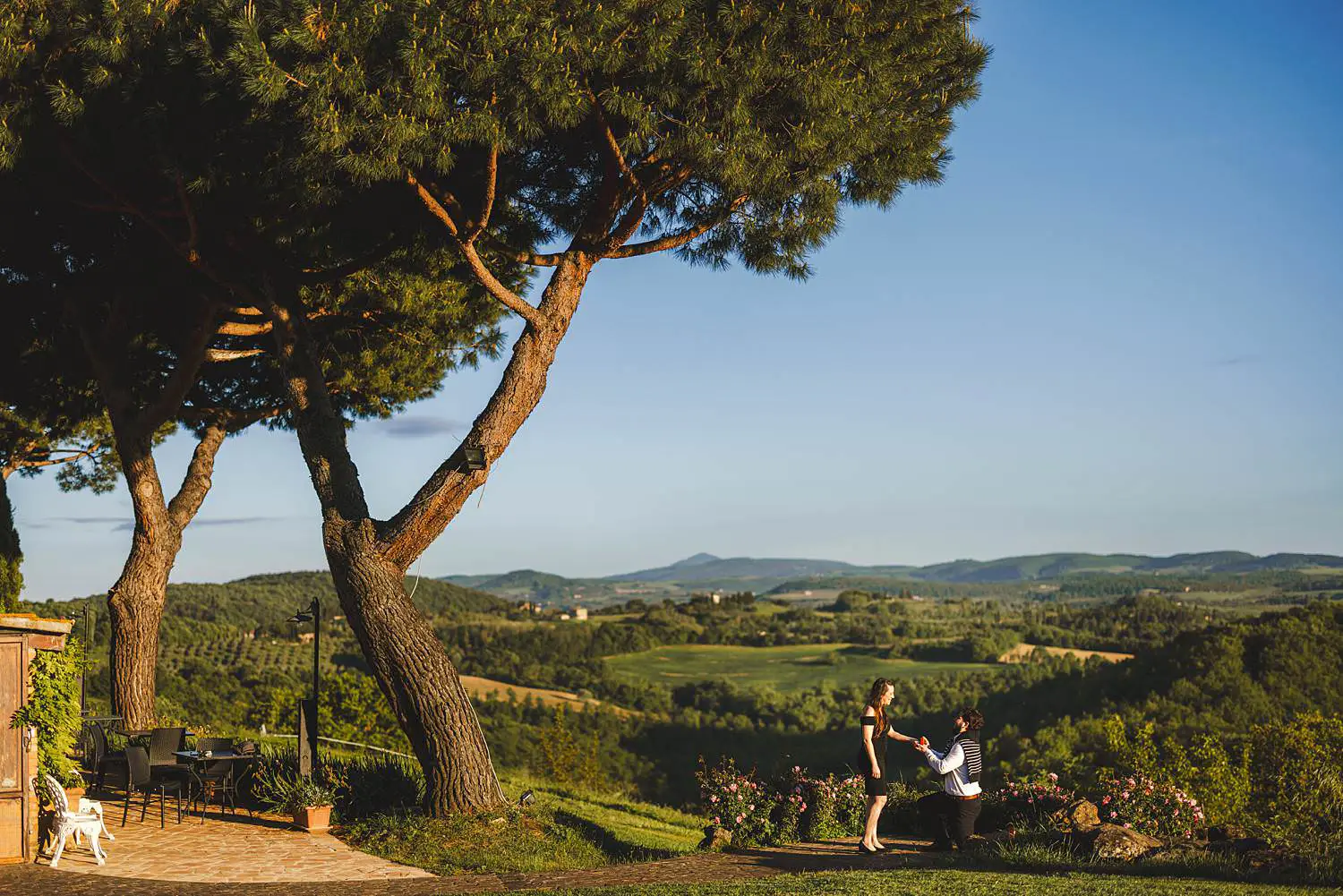 A relaxed proposal photoshoot at Agriturismo Renello