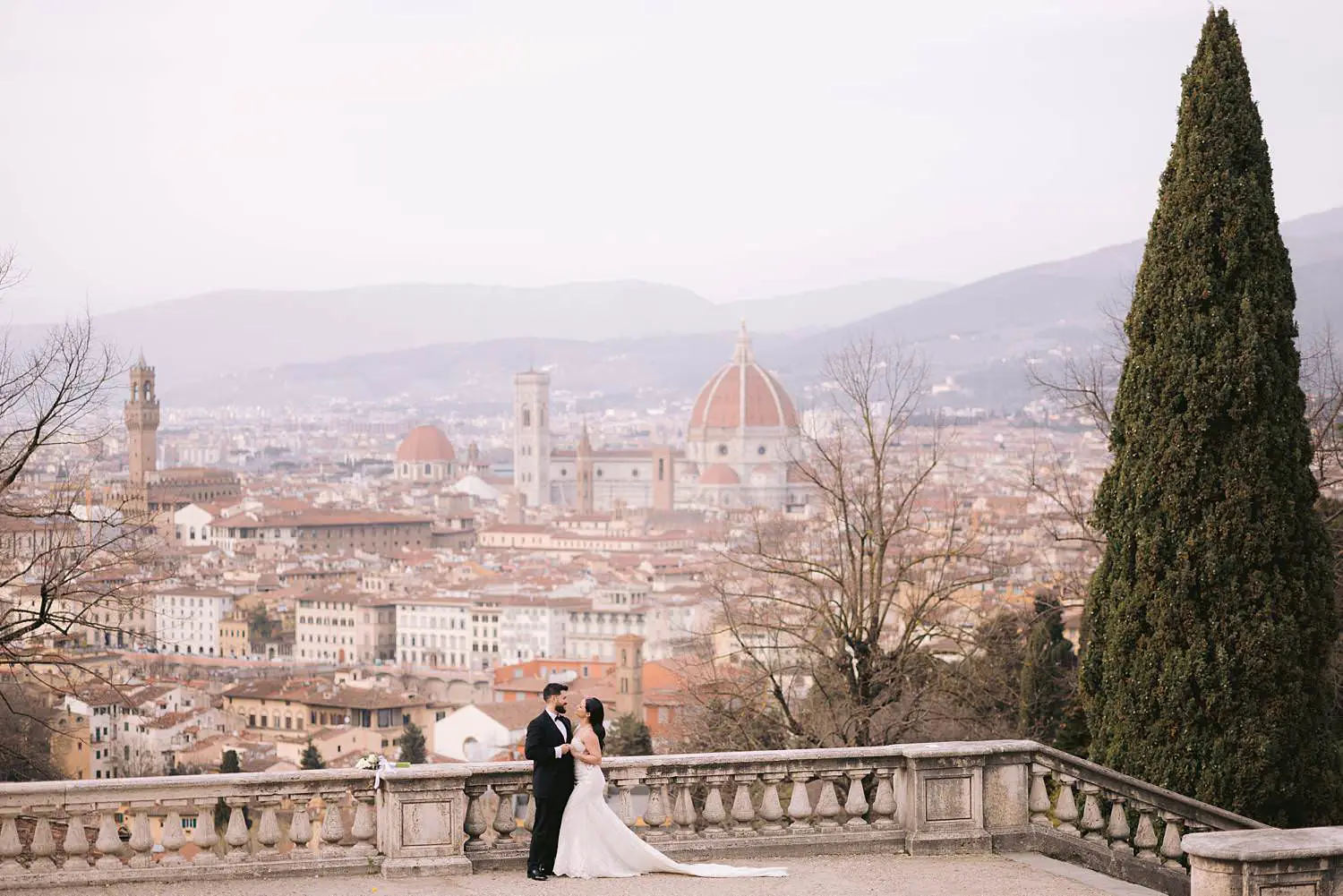 Romantic elopement couple photoshoot in the most iconic panoramic site in Florence