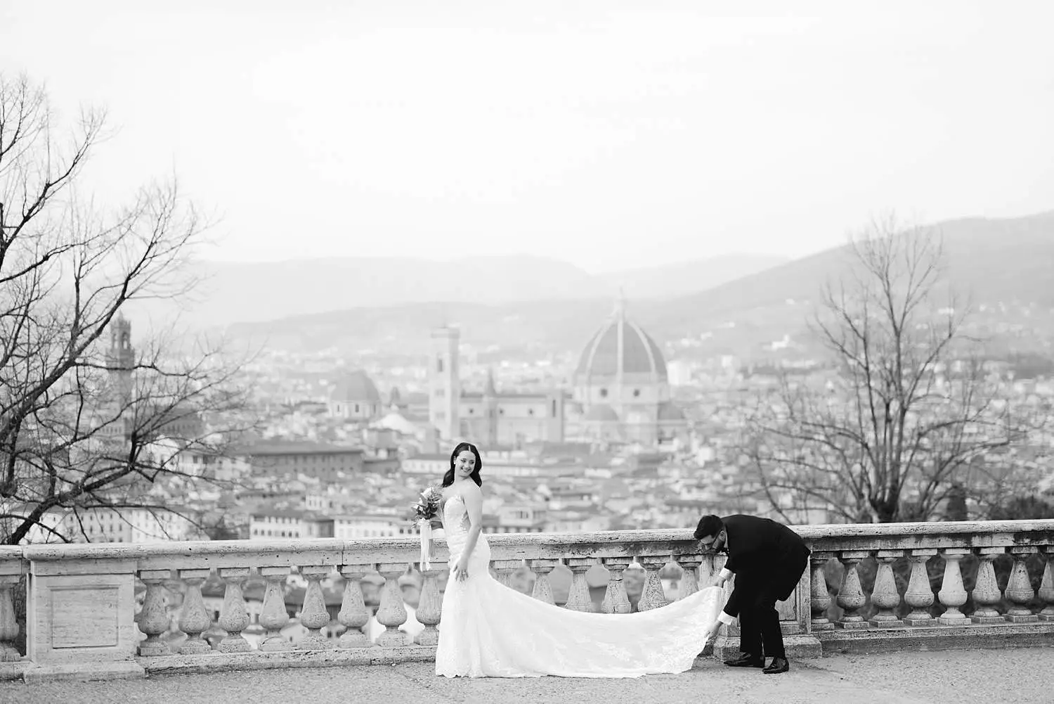 Lovely and spontaneous elopement couple photo shoot in panoramic area of Florence with an old vintage car