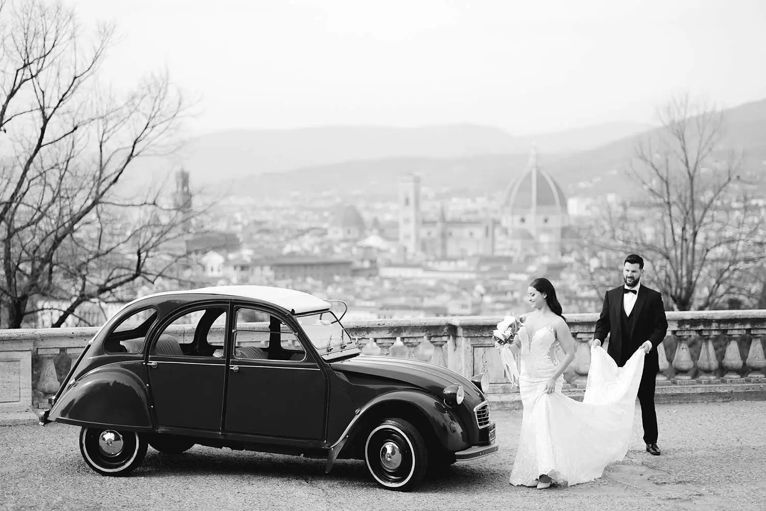 Lovely and spontaneous elopement couple photo shoot in panoramic area of Florence with an old vintage car