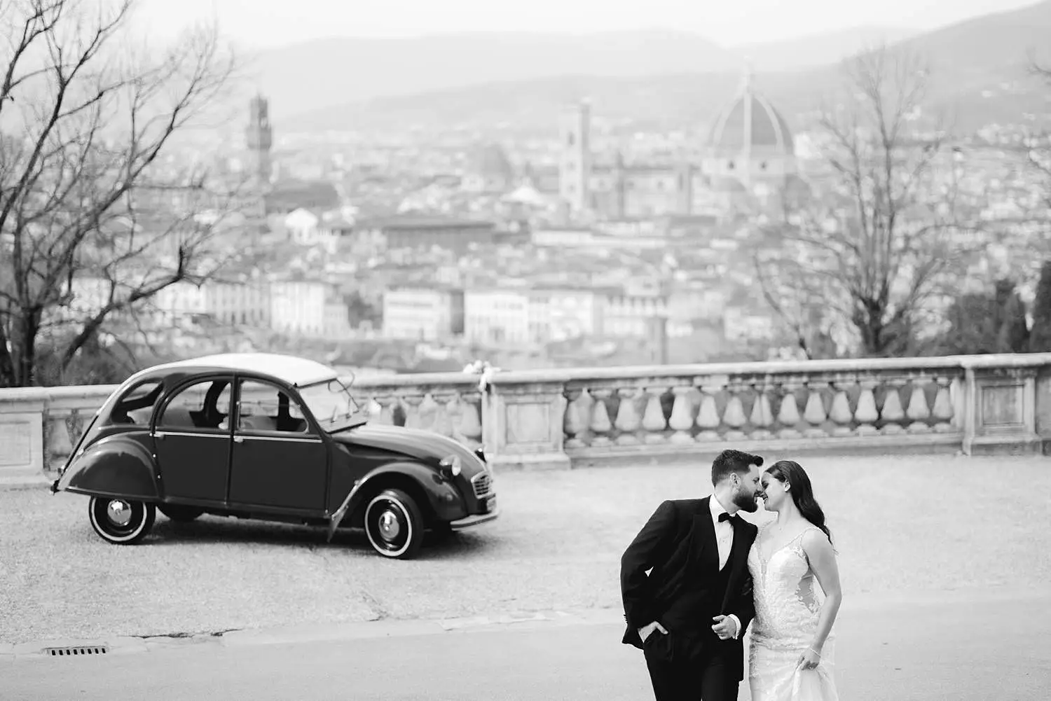 Lovely and spontaneous elopement couple photo shoot in panoramic area of Florence with an old vintage car