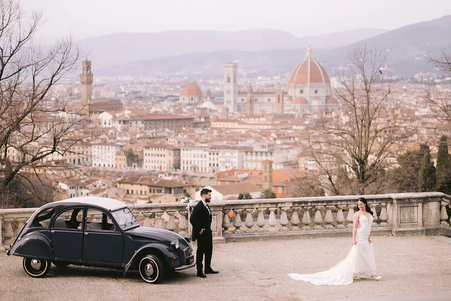 Romantic elopement couple photoshoot in the most iconic panoramic site in Florence
