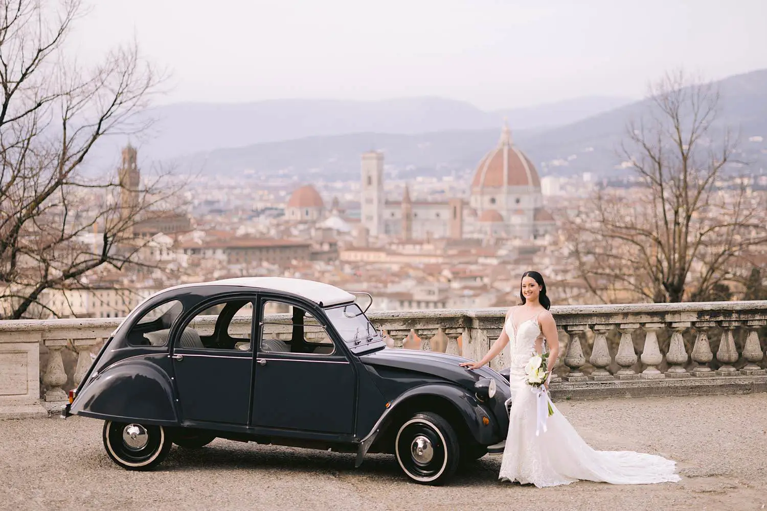 Elegant and beautiful elopement photo shoot in panoramic area of Florence with an old vintage car