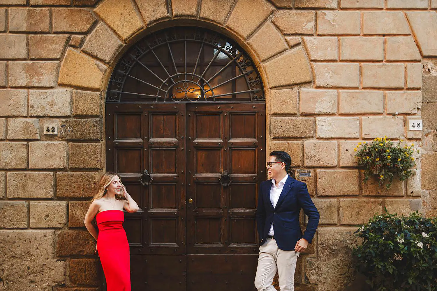A relaxed engagement photoshoot in charming historic streets of Pienza