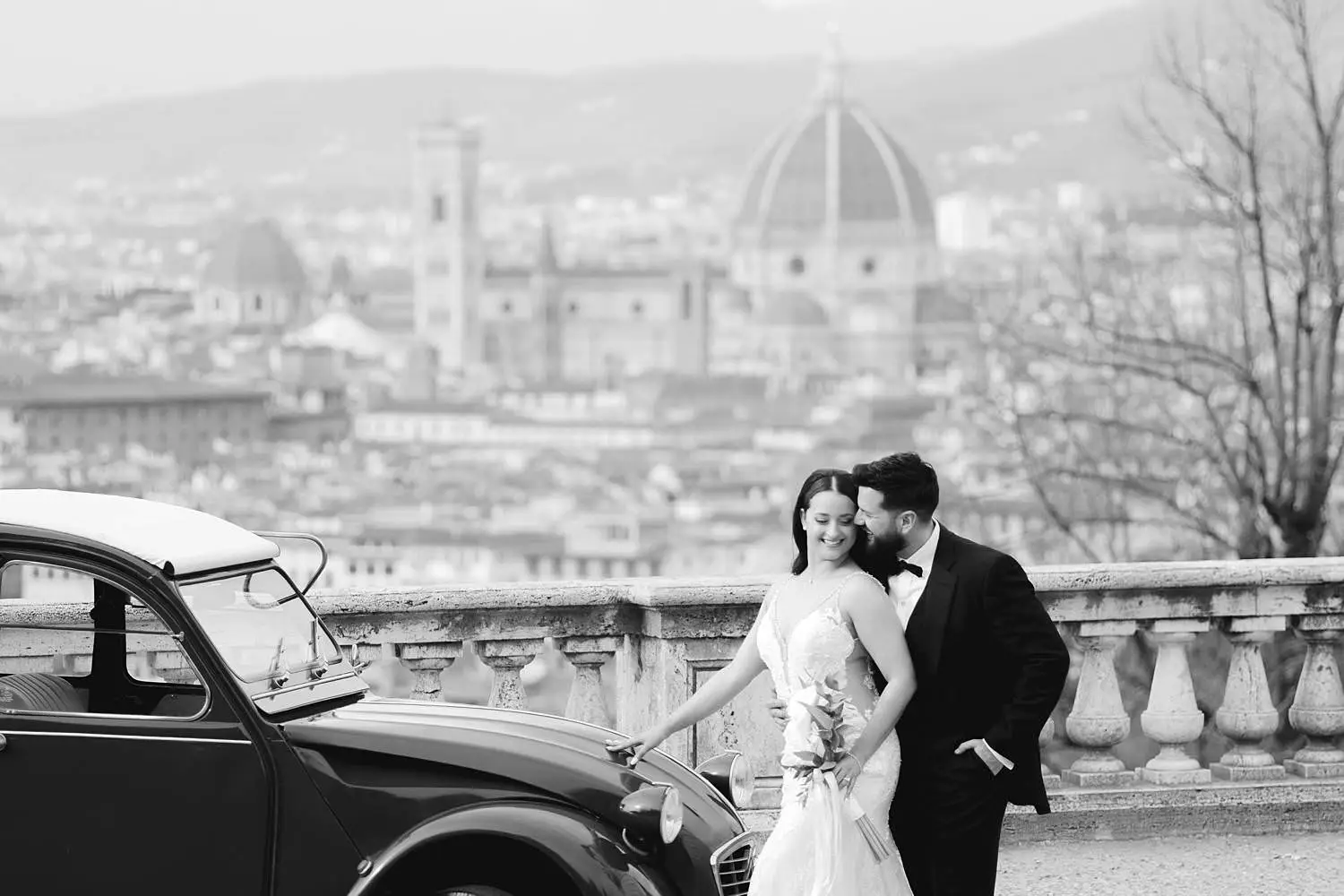 Exciting and lovely elopement couple photo session experience in Florence most iconic panoramic location