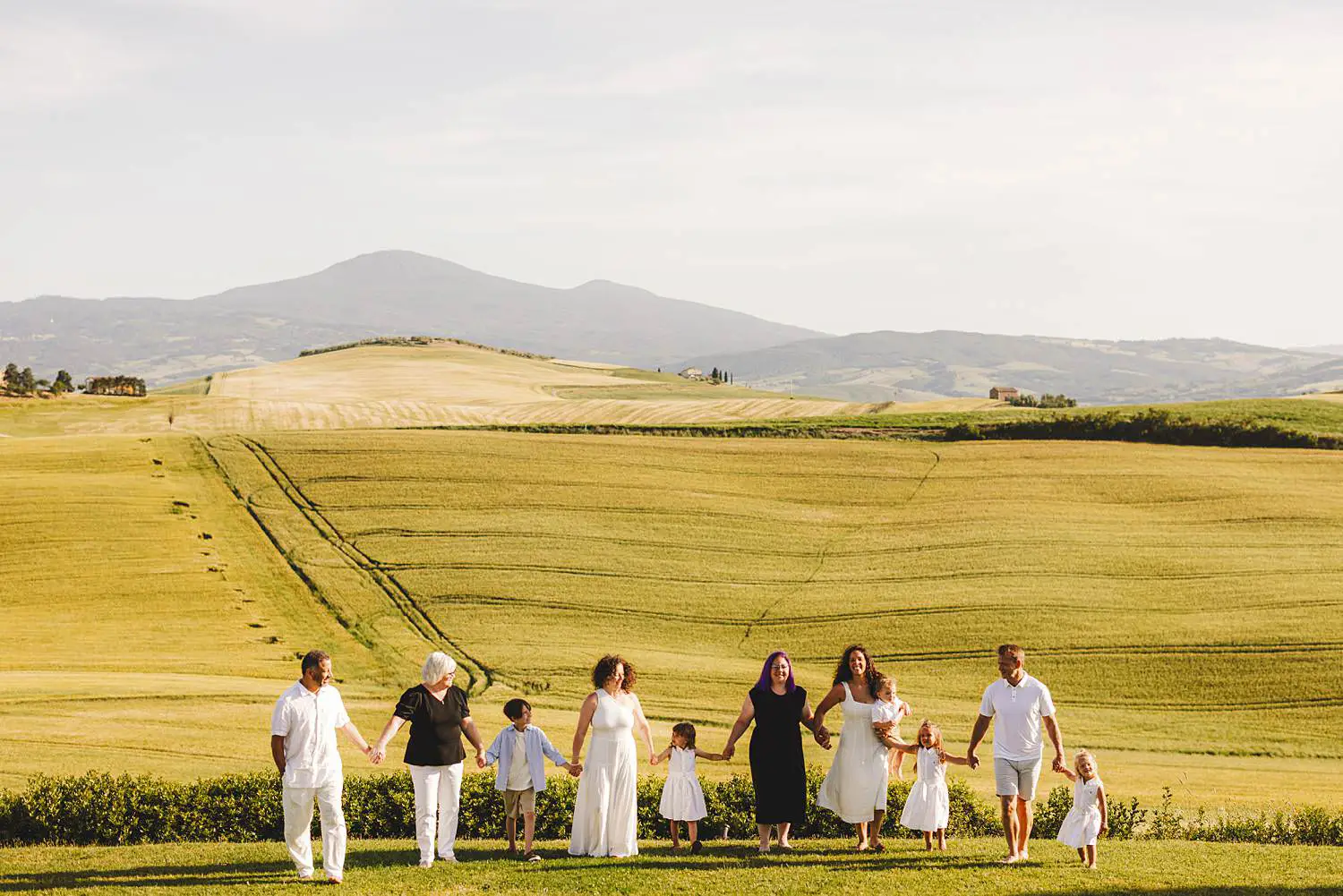 A joyful family photo session in Val d’Orcia during a Tuscany vacation