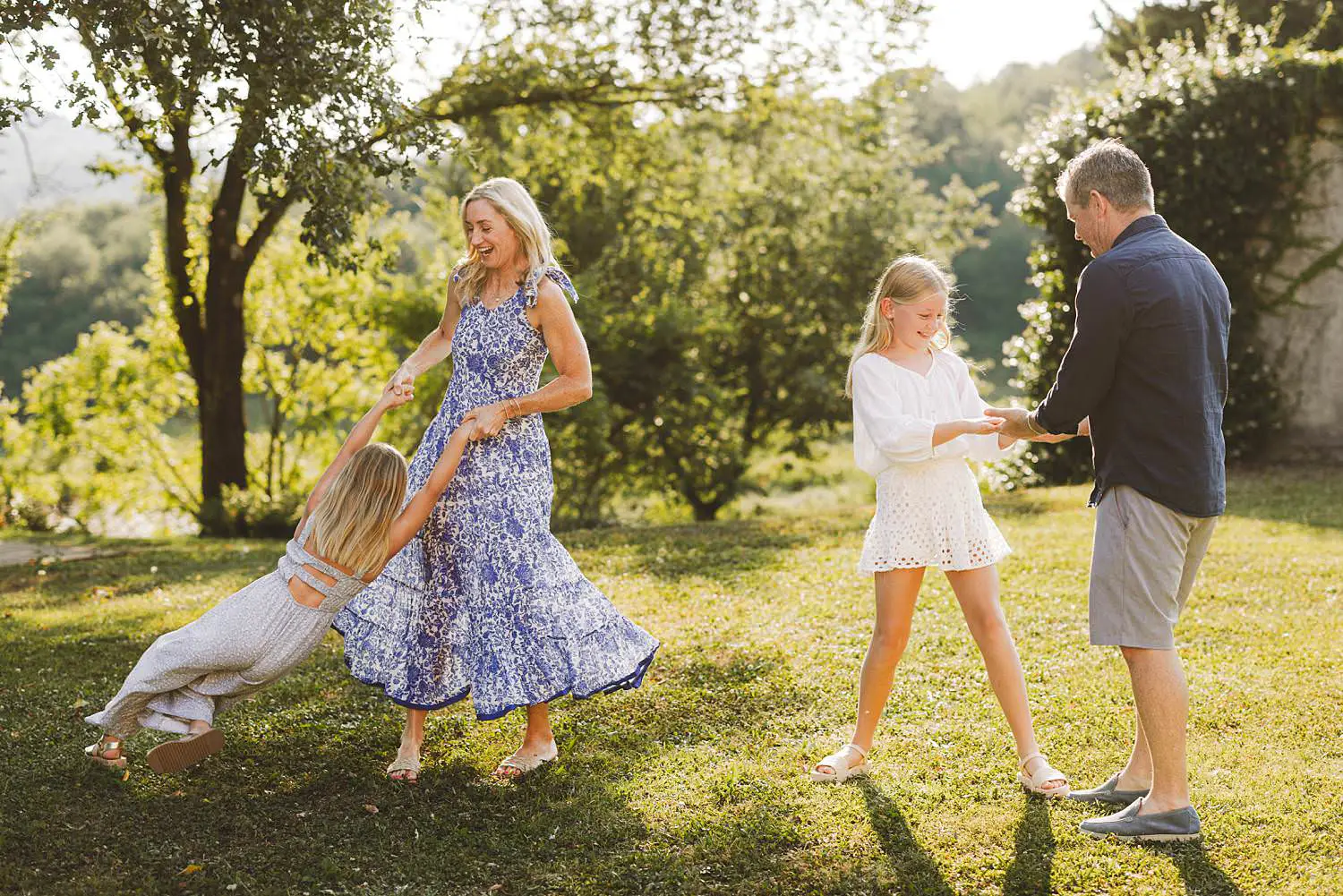 Candid and joyful family reunion photo shoot in Tuscany countryside in Mugello at La Querce dei Medici