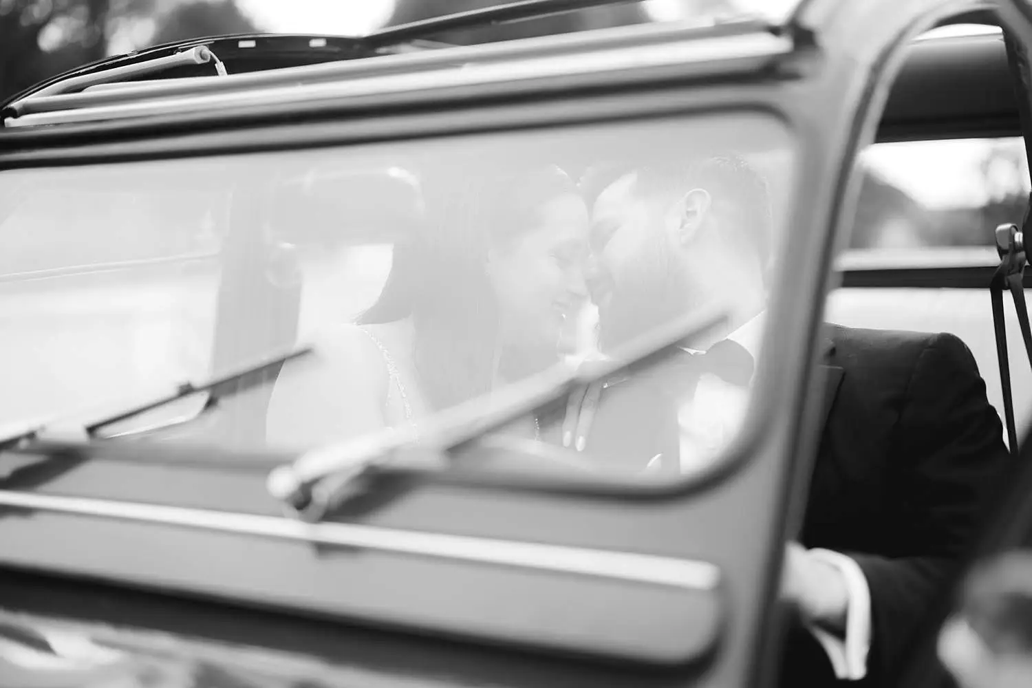 Romantic and elegant elopement couple photo shoot experience with old vintage car in Florence