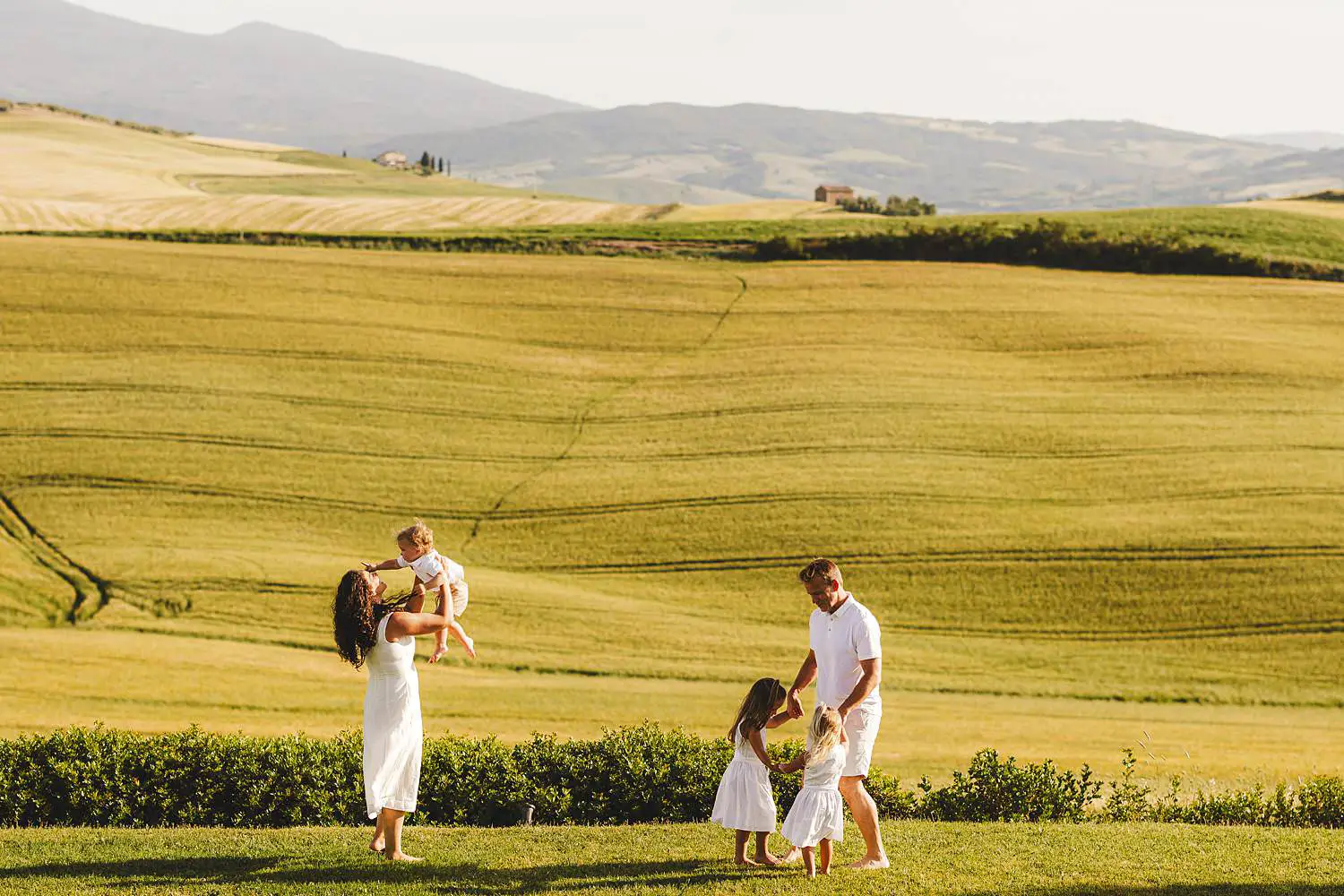 A relaxed Tuscany family photoshoot in the countryside