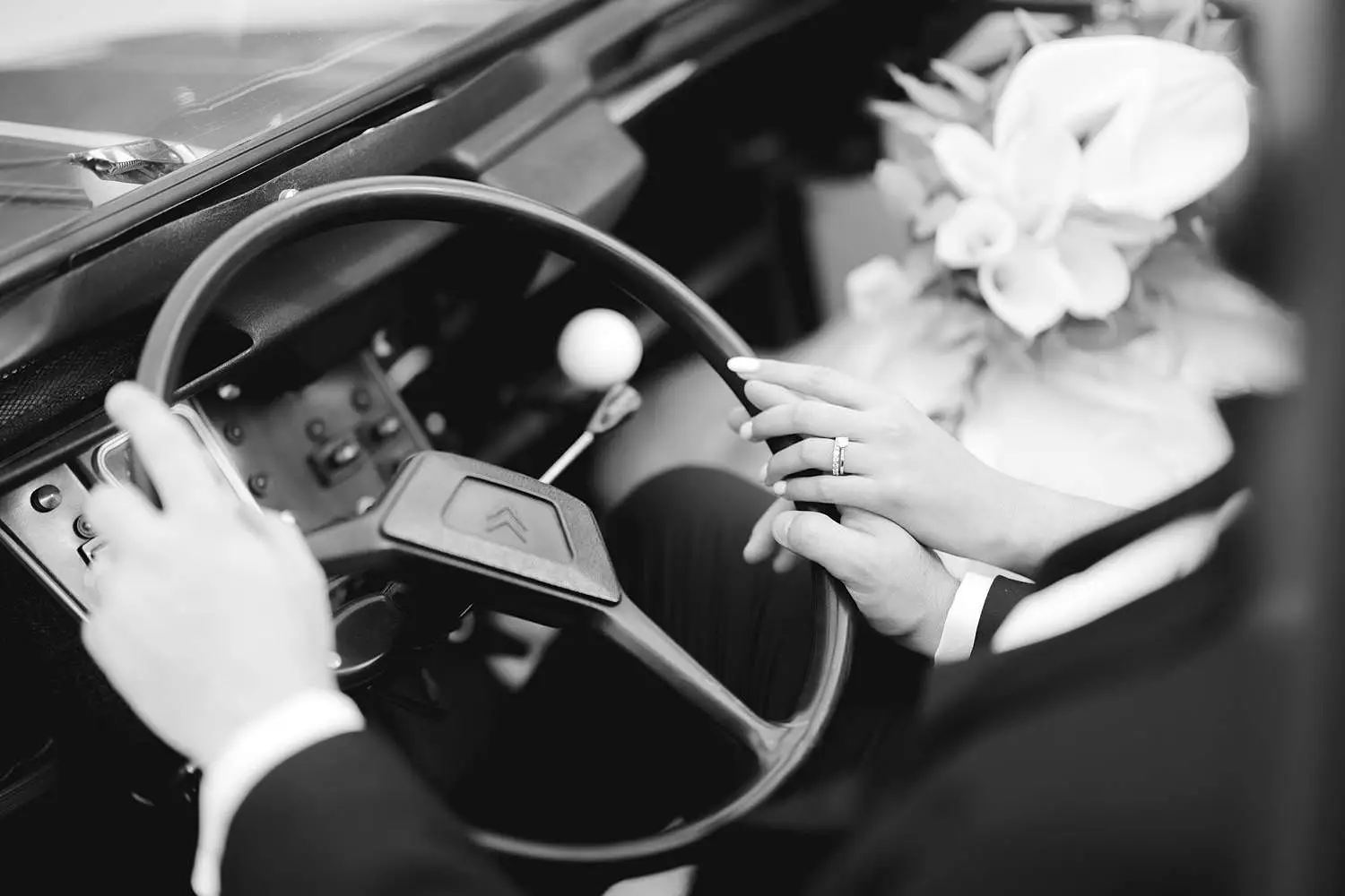 Romantic and elegant elopement couple photo shoot experience with old vintage car in Florence