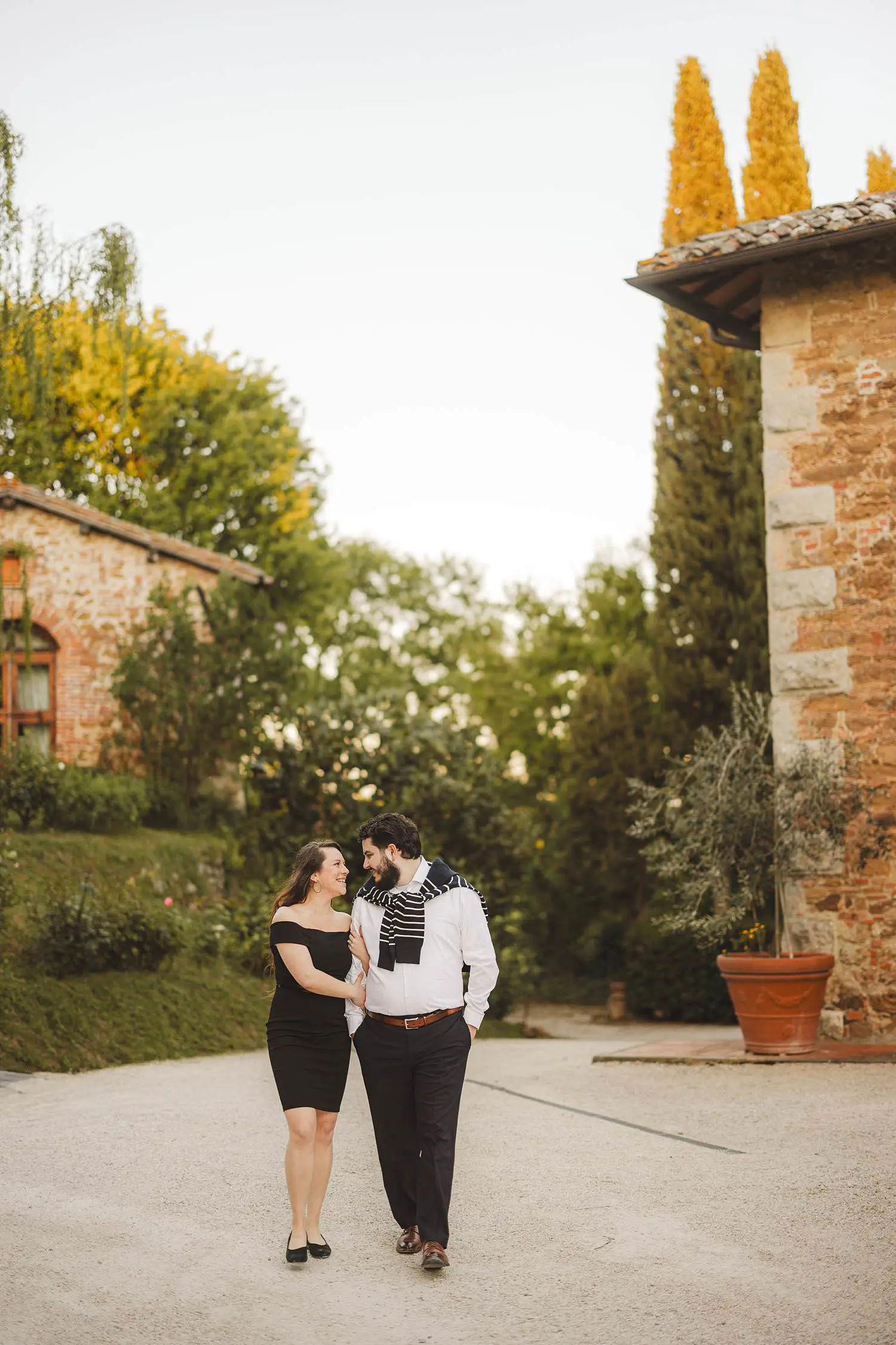 A relaxed engagement photoshoot at Agriturismo Renello near Siena