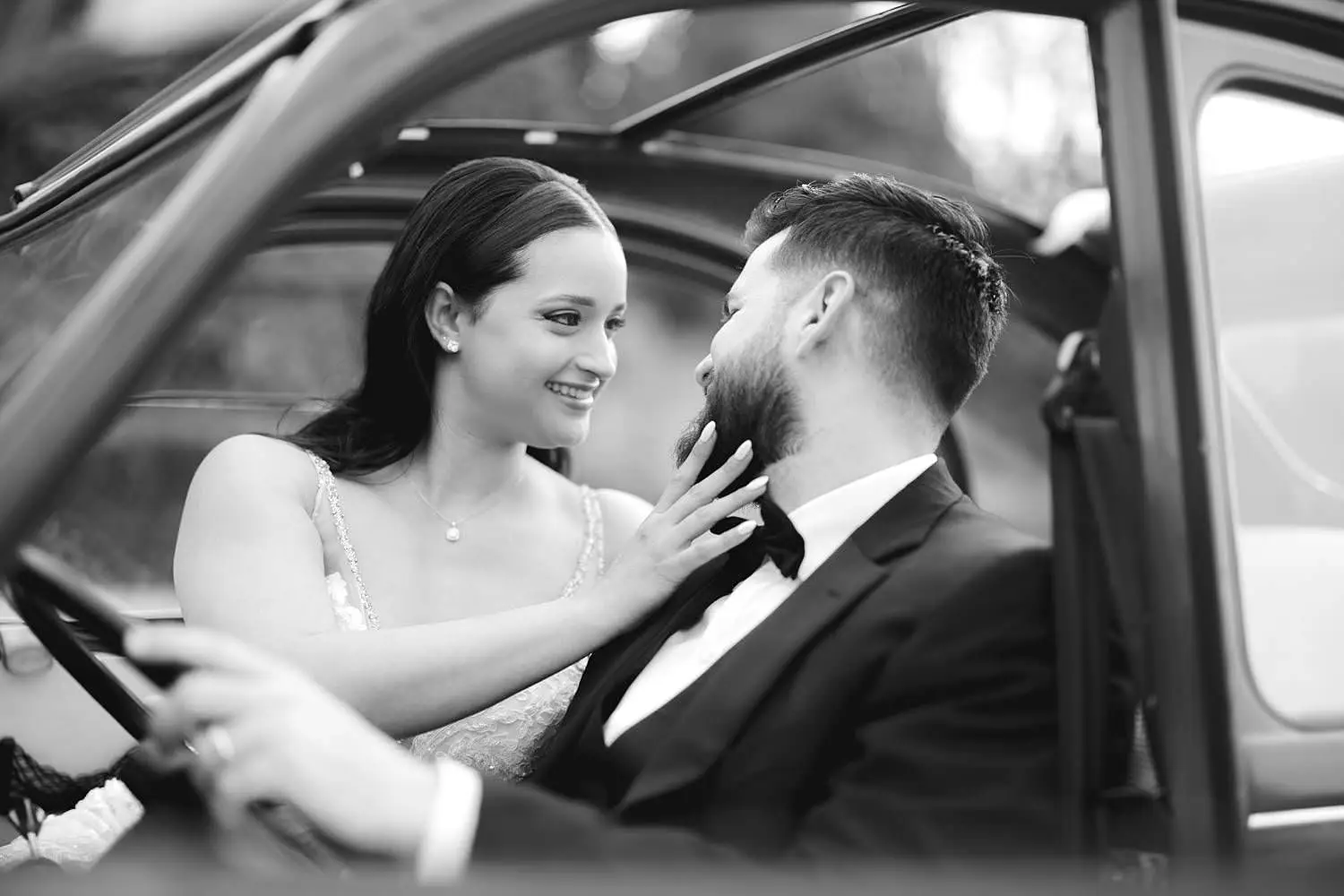Romantic and elegant elopement couple photo shoot experience with old vintage car in Florence