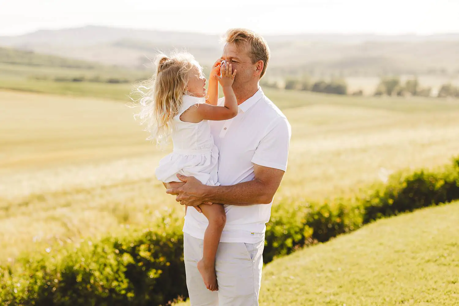 A joyful family photo session in Val d’Orcia during a Tuscany vacation