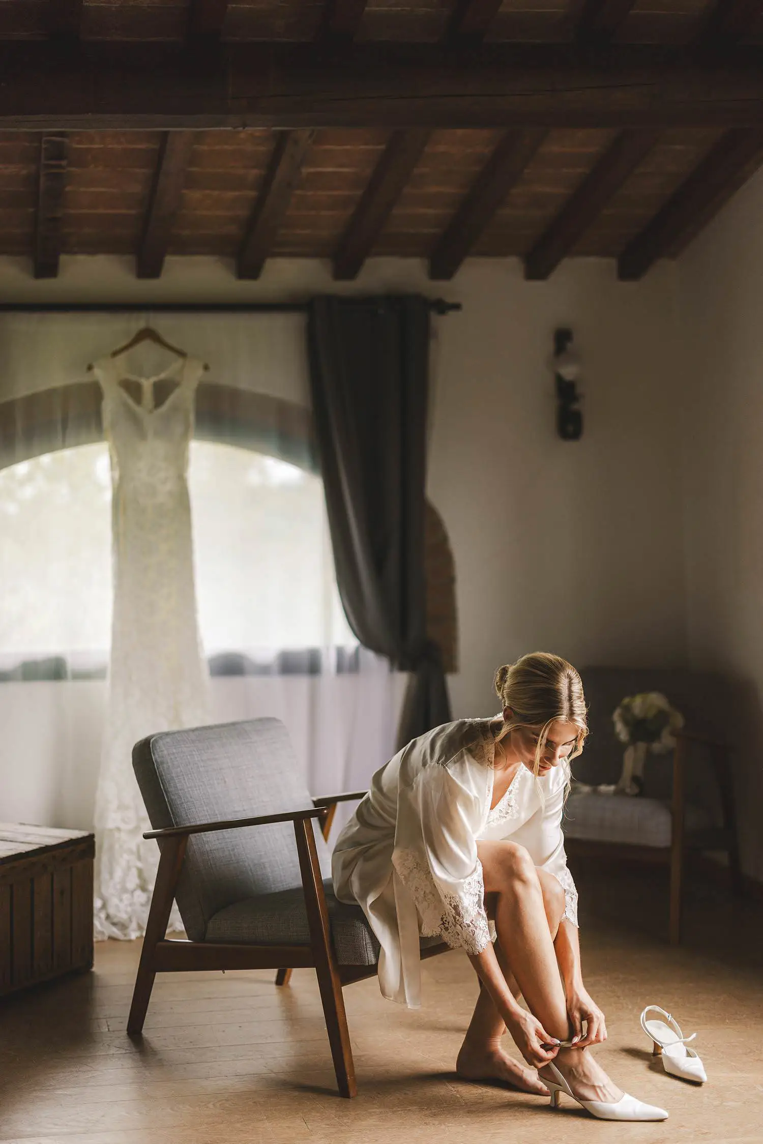 Lovely bride get ready in the peaceful atmosphere of the agriturismo Quercia al Poggio