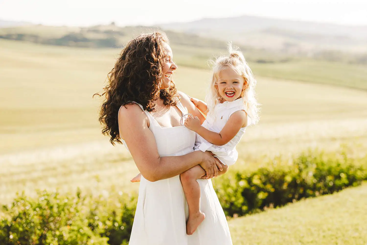 A joyful family photo session in Val d’Orcia during a Tuscany vacation