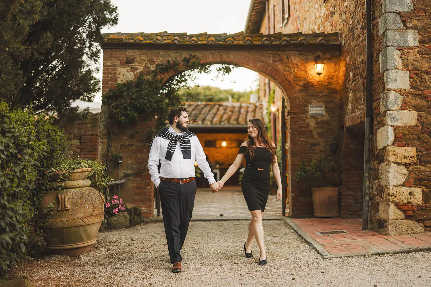 A relaxed engagement photoshoot at Agriturismo Renello near Siena