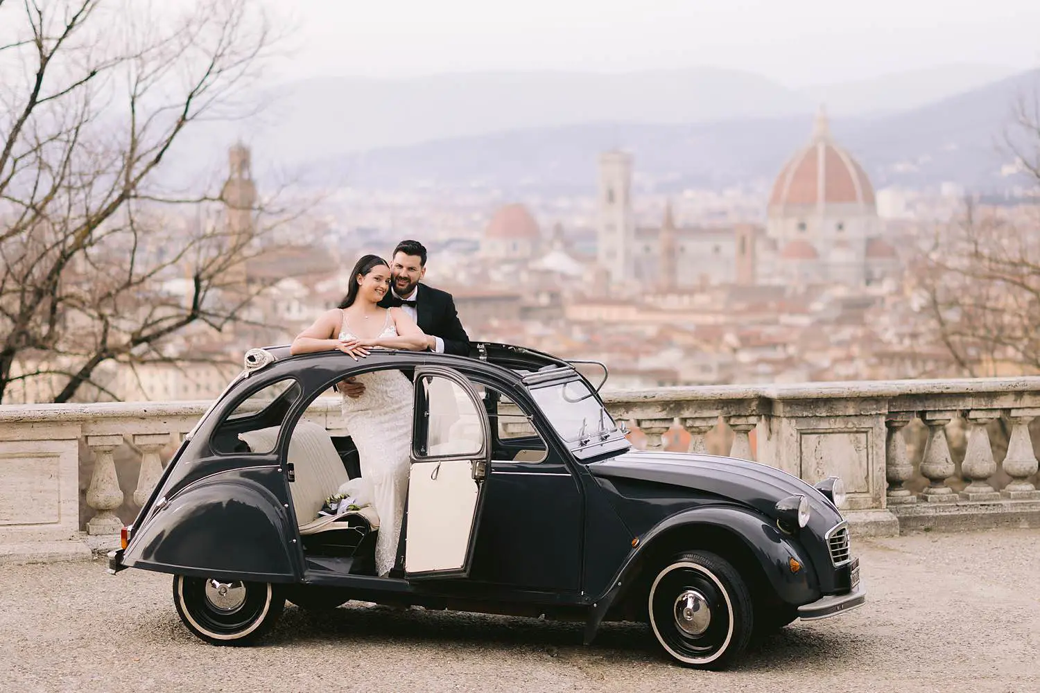 Exciting and lovely elopement couple photo session experience in Florence most iconic panoramic location