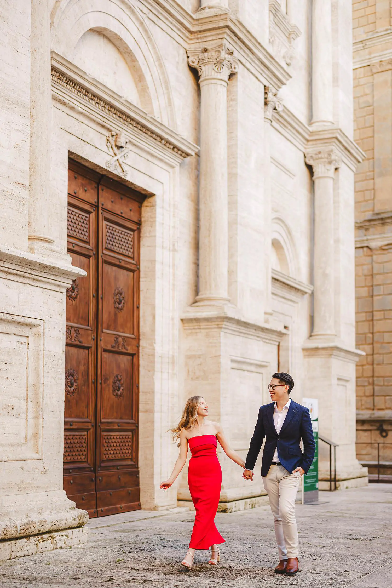 A relaxed engagement photoshoot in charming historic streets of Pienza