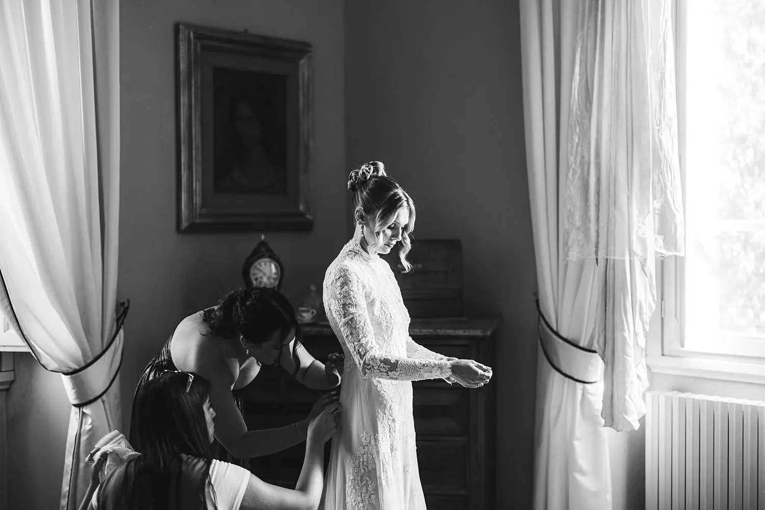 Elegant bride documentary portrait while final touch before the ceremony at Villa Belvedere in Loro Ciuffenna