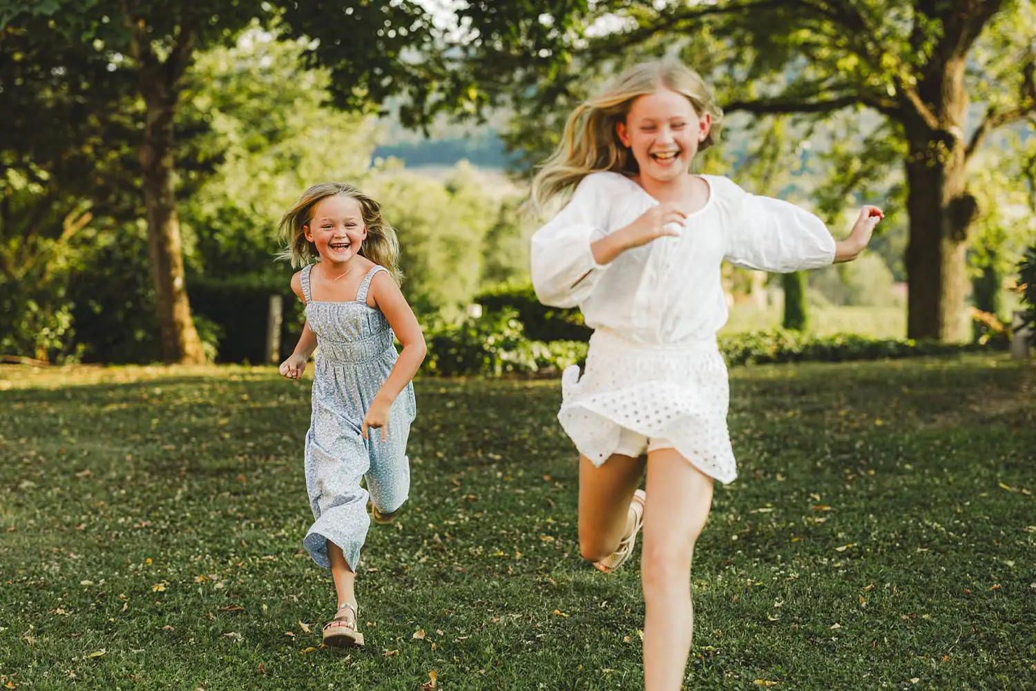 Lovely and exciting family photo session with warm Tuscan light at La Querce dei Medici in Mugello