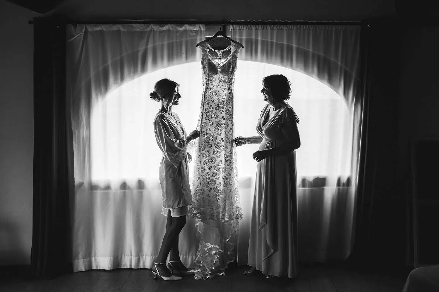 Mother and the bride just before to wear the wedding dress at Fattoria Quercia al Poggio